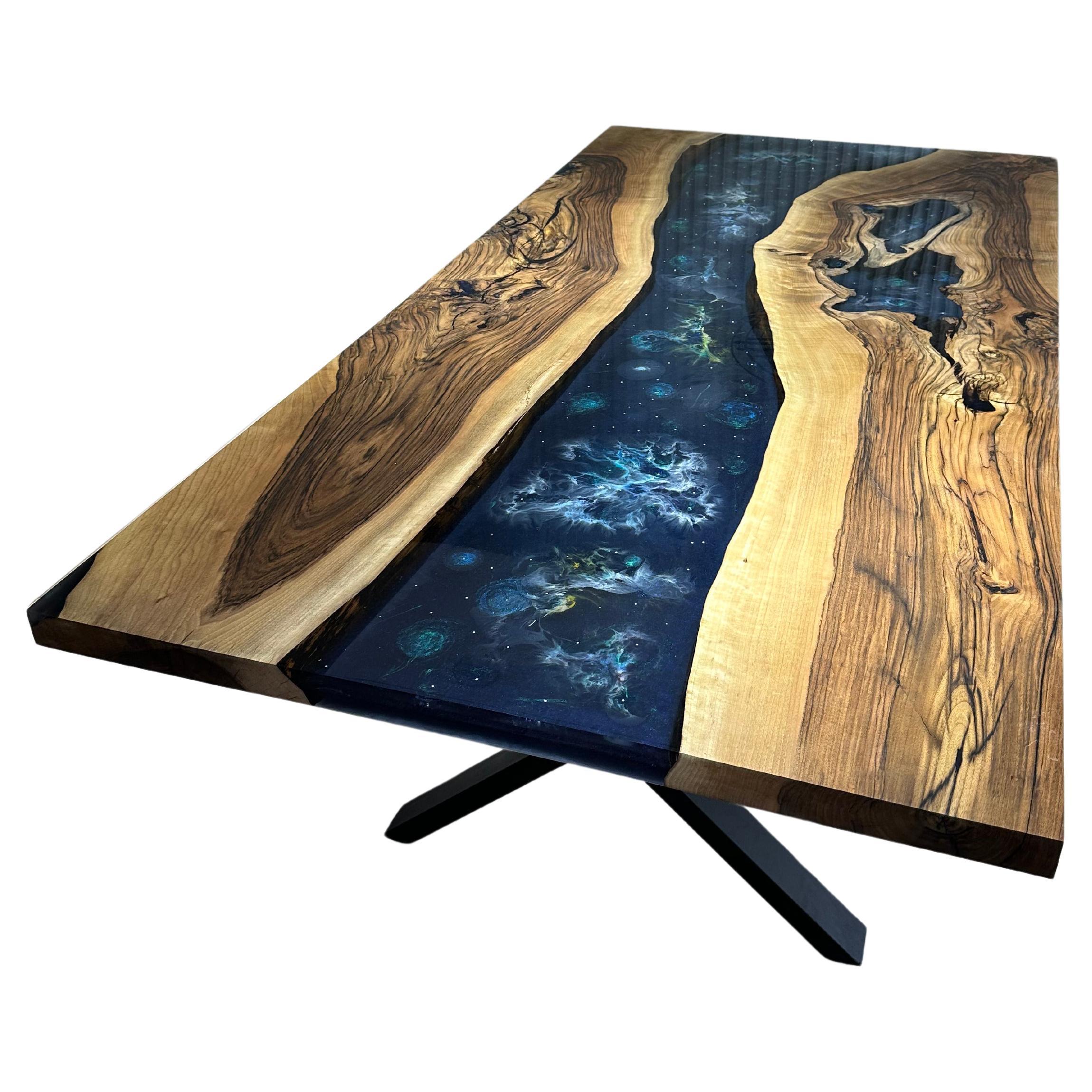 A Space Table de salle à manger en résine époxy avec bord vif en bois de noyer