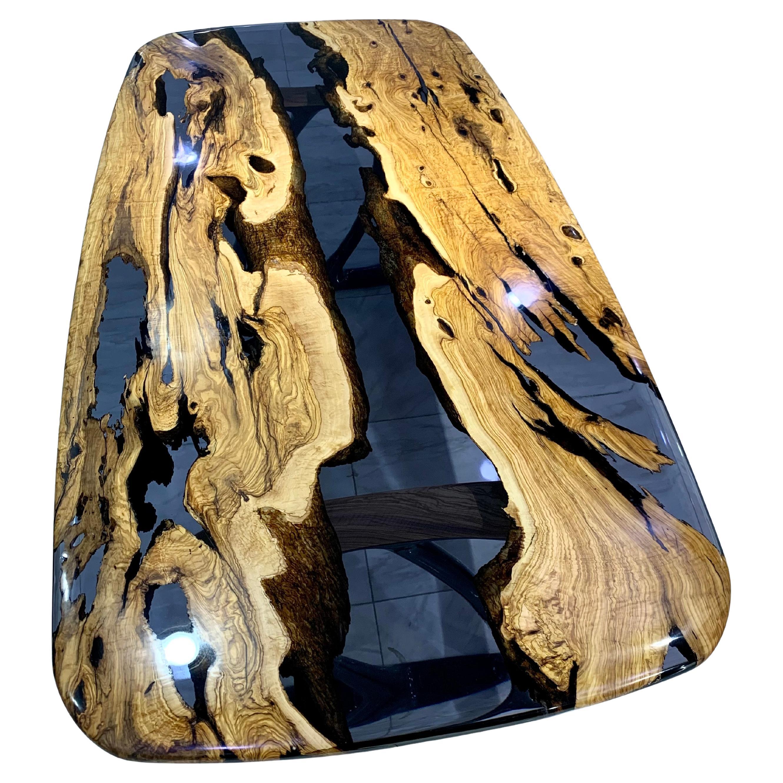 Ancienne table de salle à manger méditerranéenne en bois époxy d'olivier en vente