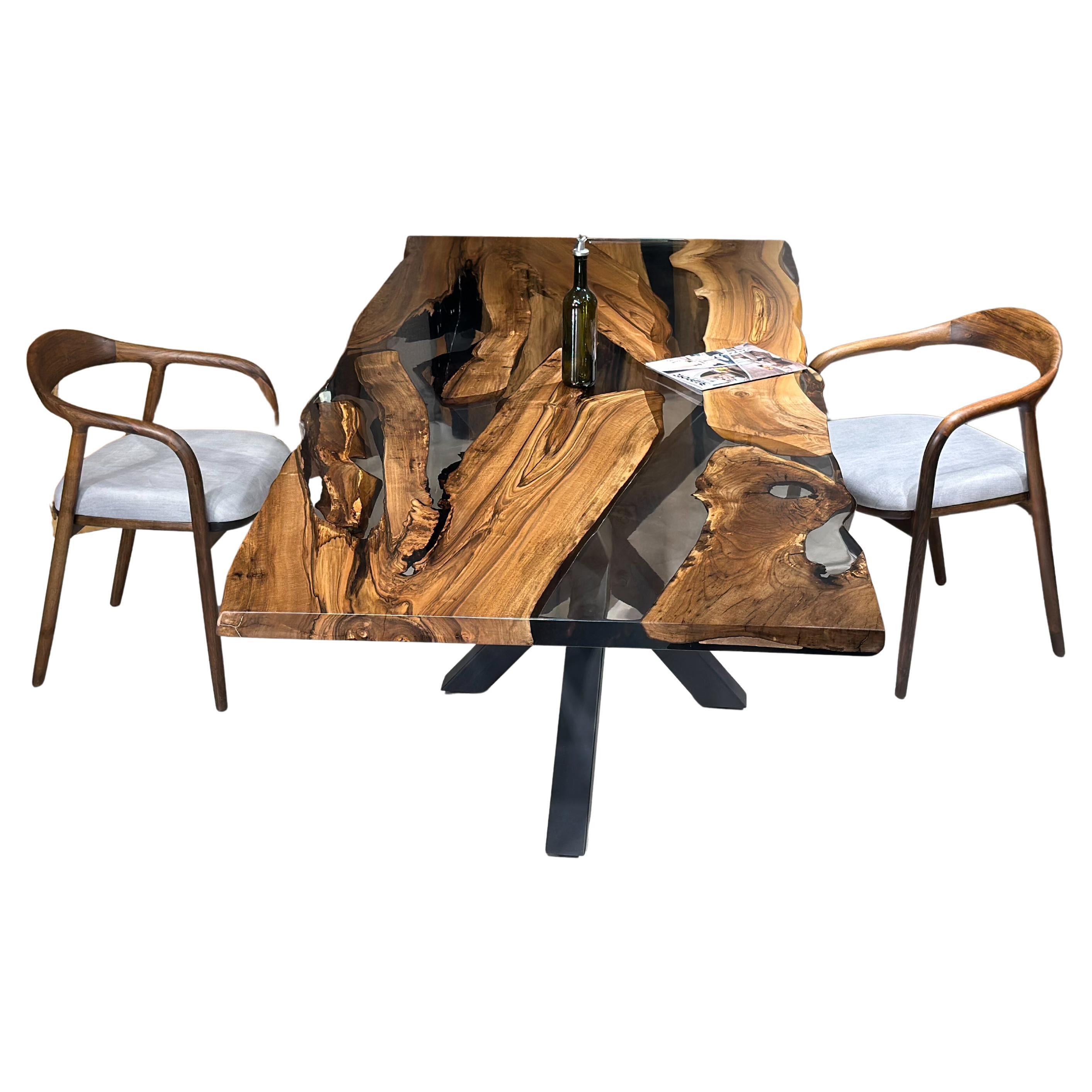Mesa de Comedor de Resina Epoxi Transparente Personalizada con Borde Vivo de Nogal 

Esta mesa está hecha con madera de nogal de 500 años de antigüedad. Las vetas y la textura de la madera describen el aspecto de un nogal natural.
Puede utilizarse