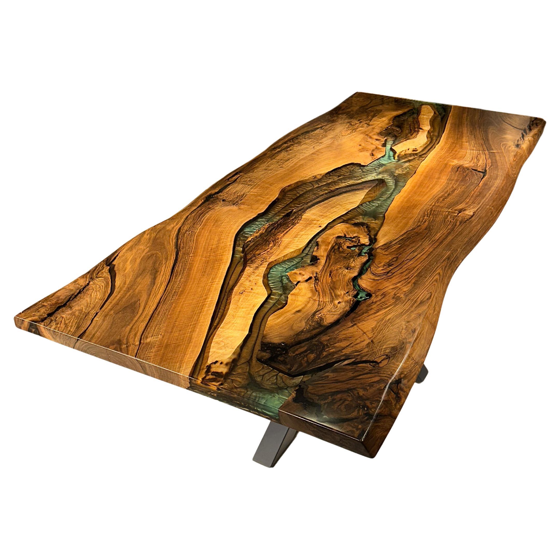 Mesa de comedor de madera de nogal negro con resina epoxi verde y marrón en venta