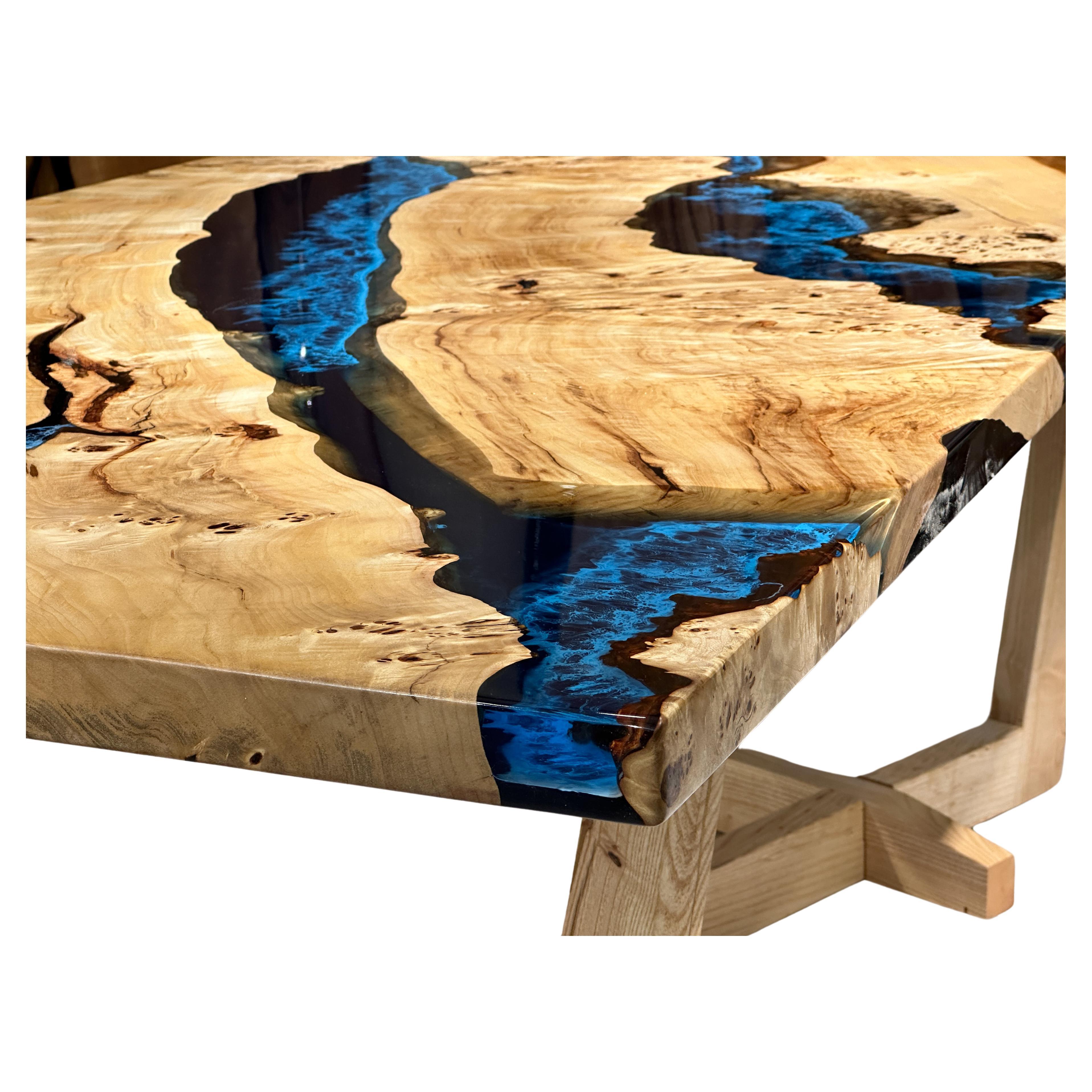 Mappa Burl Bleu profond Résine époxy River Table de salle à manger en bois sur mesure en vente 1