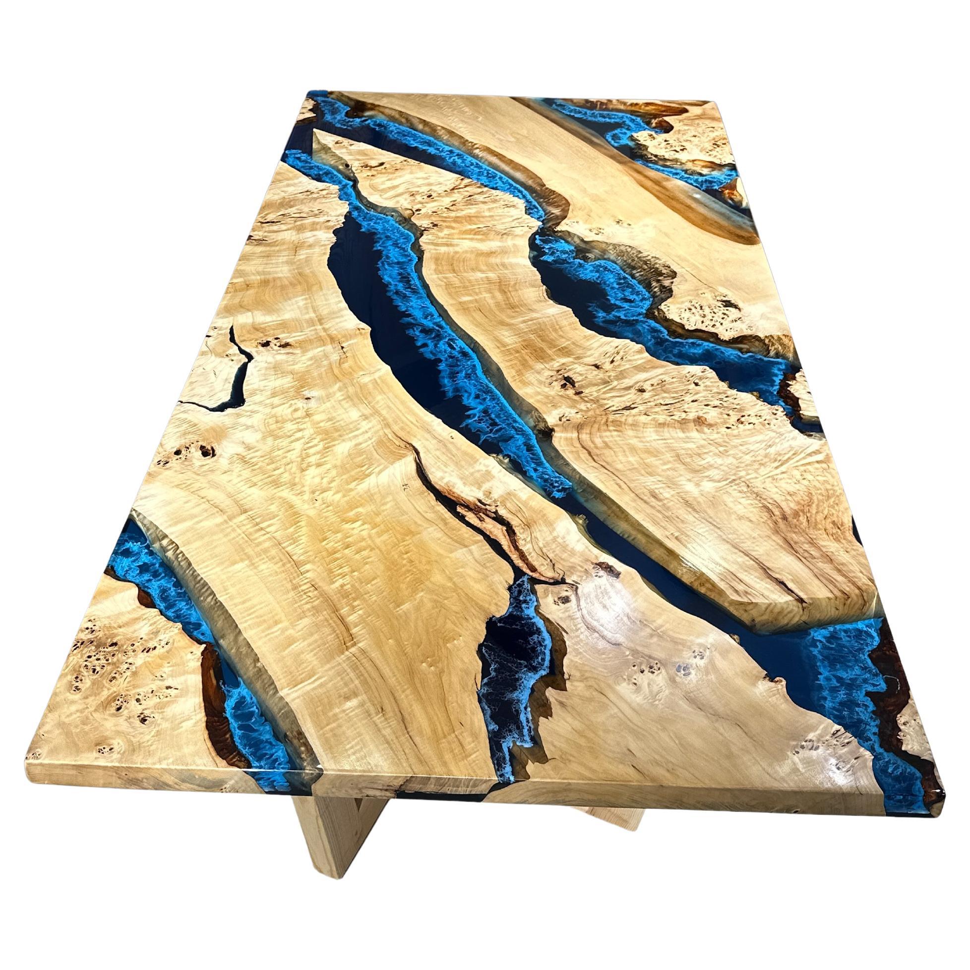 Tavolo Wood Wood da pranzo personalizzato Mappa Burl Deep Blue in resina epossidica River in vendita