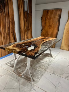 Tavolo da pranzo personalizzato in legno naturale con resina epossidica - Tavolo con bordo vivo