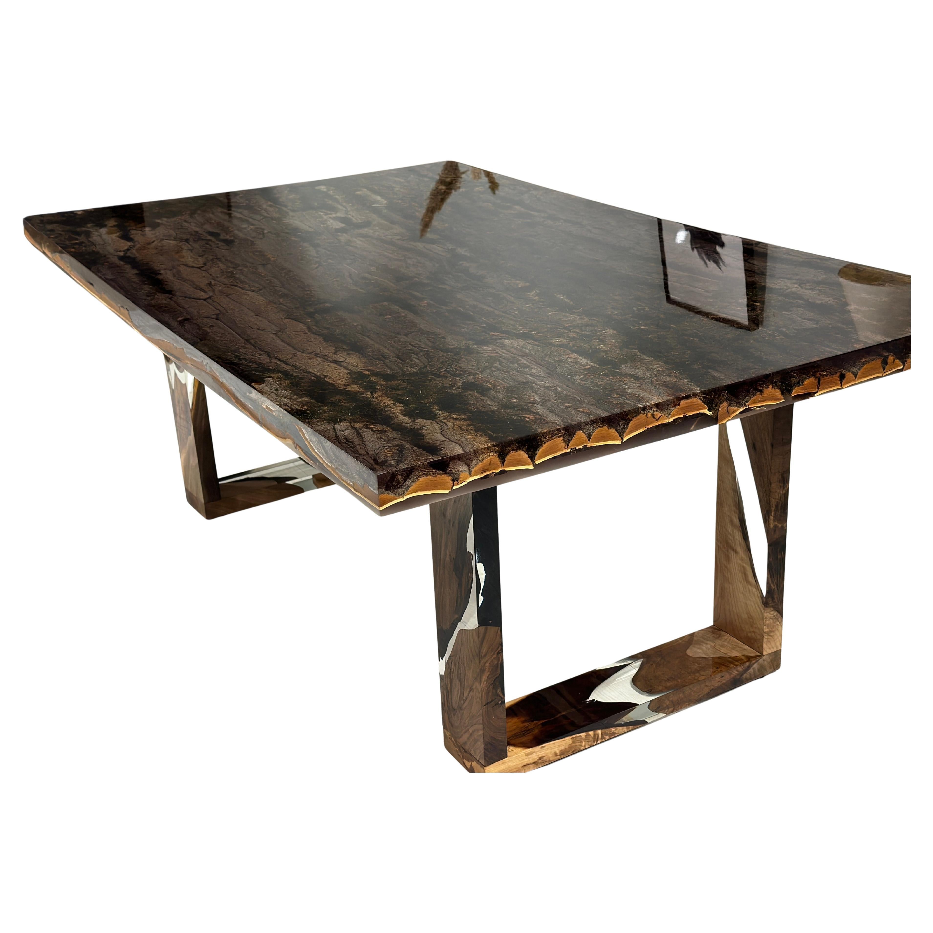 Table de salle à manger en résine époxy claire écorce d'arbre 

Cette table est fabriquée à partir d'écorce de peuplier. Les grains et la texture de l'écorce décrivent l'aspect d'une écorce de peuplier.
Elle peut être utilisée comme table de salle à