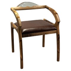Chaise en noyer époxy clair