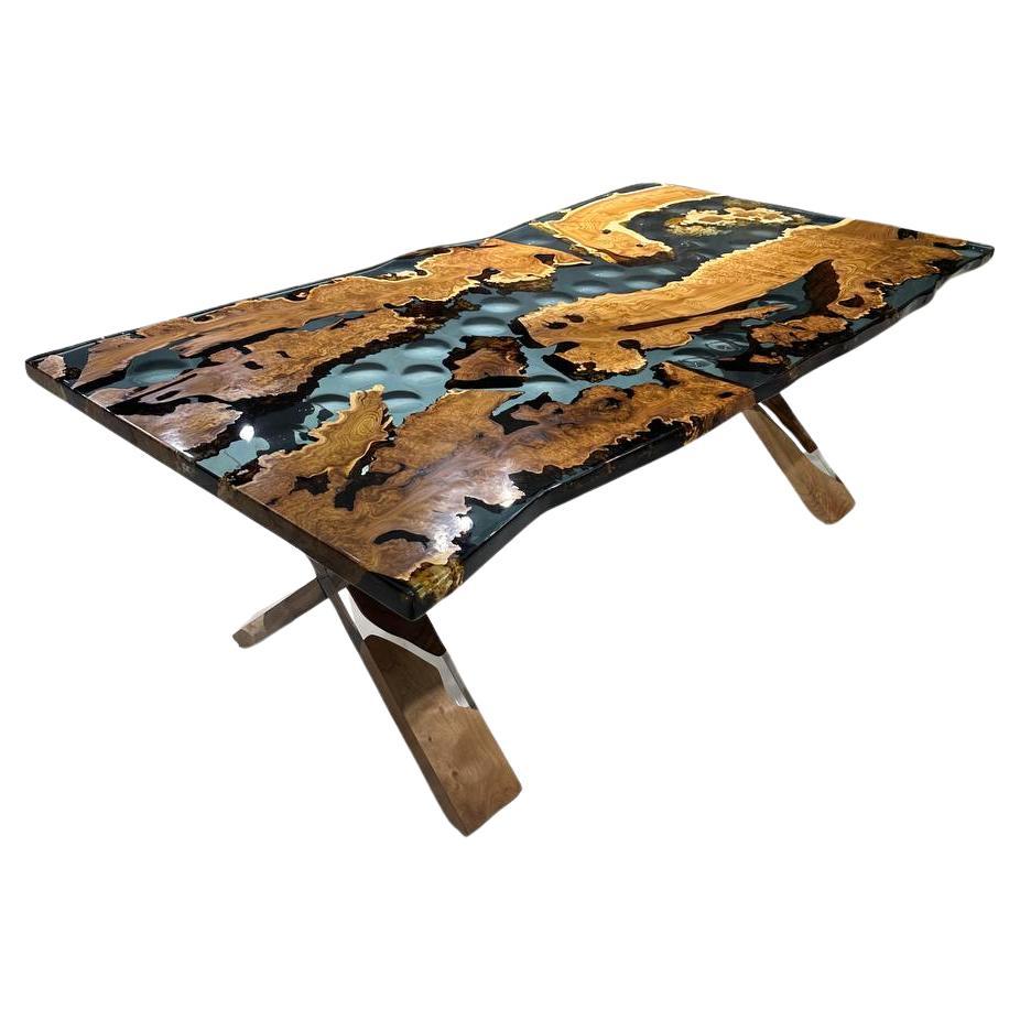 Tavolo da sala da pranzo in legno e resina epossidica con bordo vivo, Tavolo da sala da pranzo in noce in vendita
