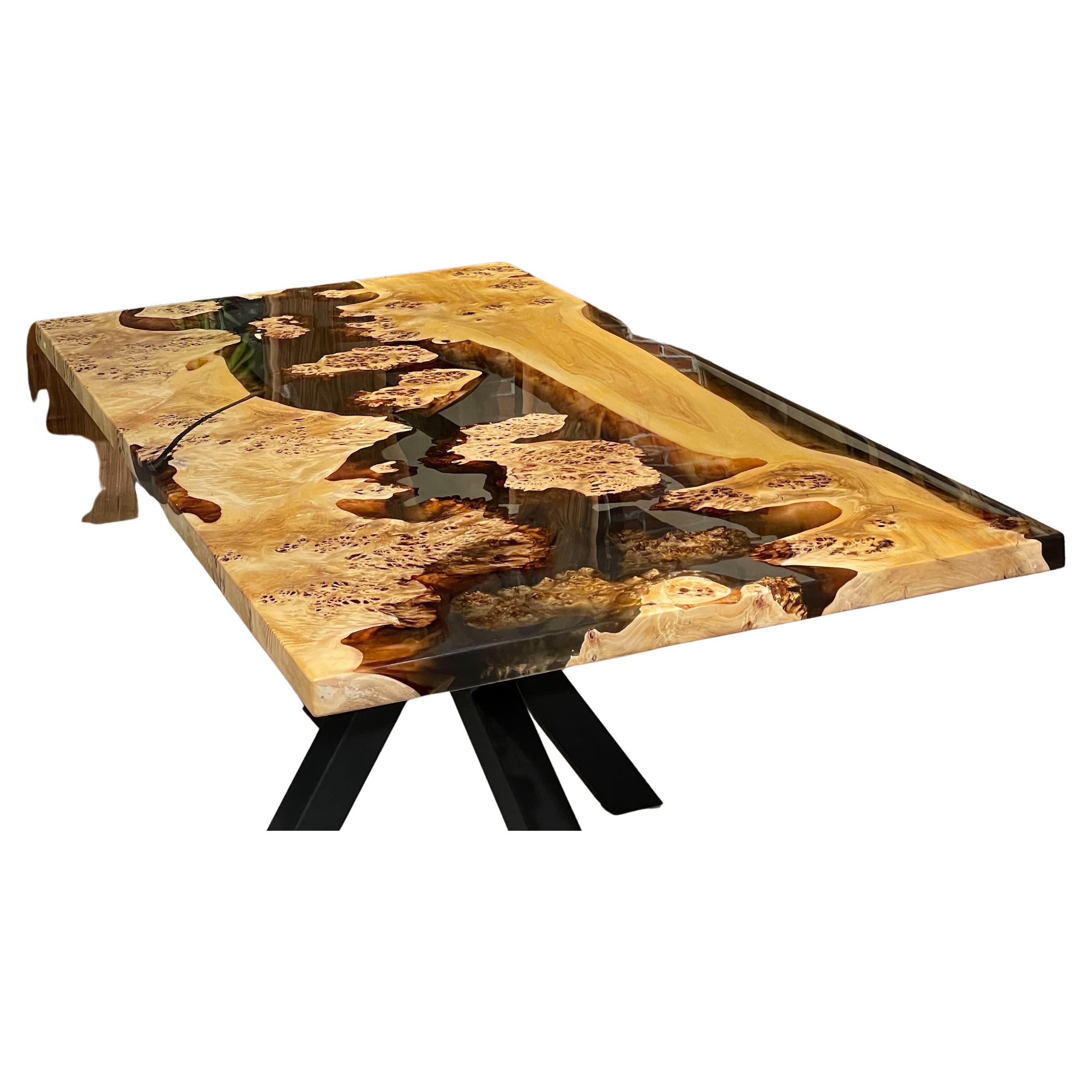 Tavolo da pranzo personalizzato Mappa Burl Blue in resina epossidica 

Questo tavolo è realizzato in Mappa Burl Wood. Le venature e la consistenza del legno descrivono l'aspetto di una radica di mappa naturale.
Can può essere utilizzato come tavolo