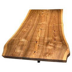 Esstisch aus Nussbaumholz – Holz mit naturbelassener Kante und schwarzem Nussbaumholztisch – Möbel