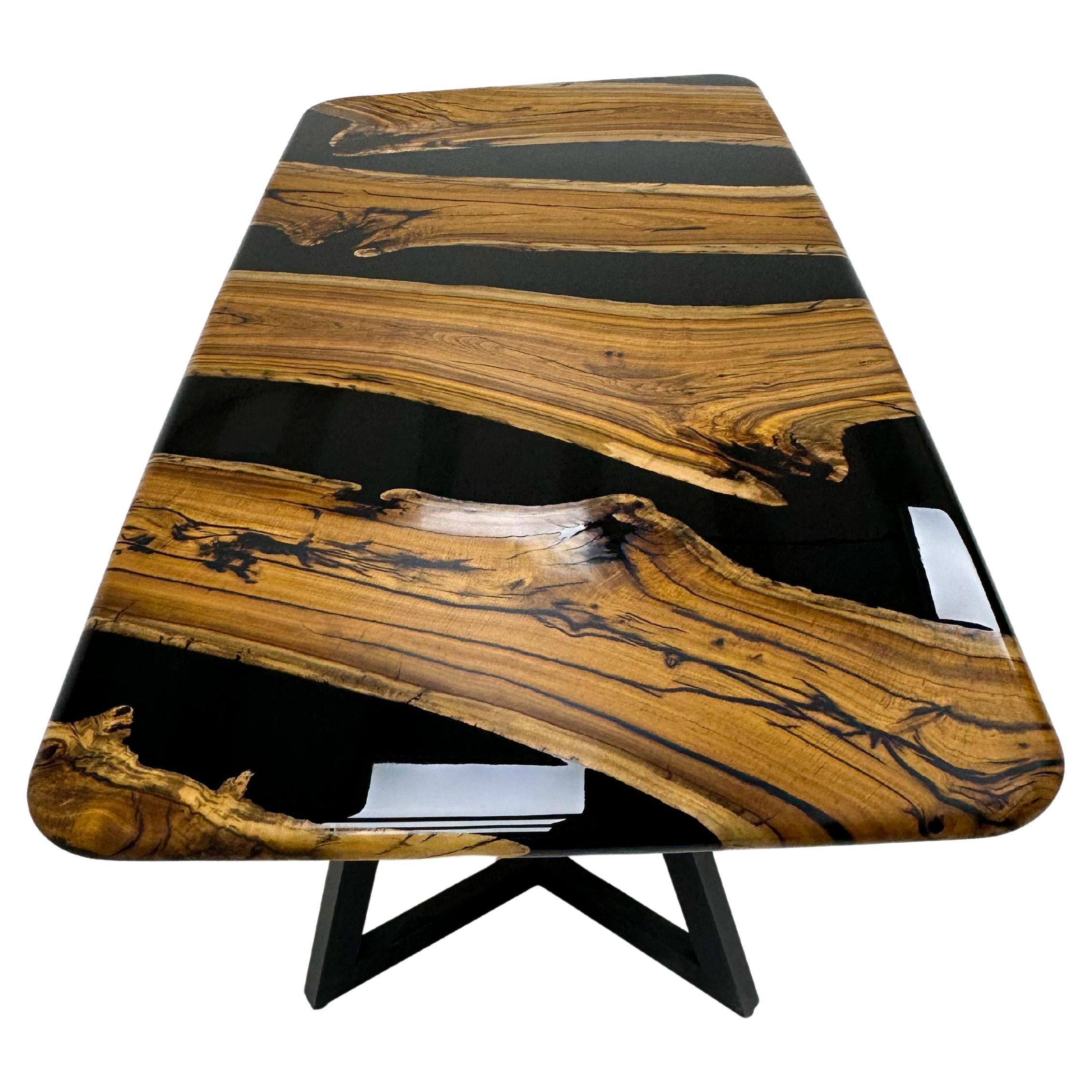 Schwarzer Epoxy-Holztisch aus Nussbaumholz – maßgefertigter Harz- Flusstisch – schwarzer Epoxidholztisch