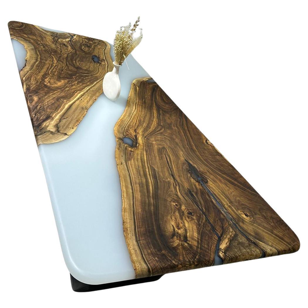 Tavolo in resina epossidica - Tavolo in legno di fiume con bordo vivo - Tavolo in legno di noce nero con bordo vivo in vendita