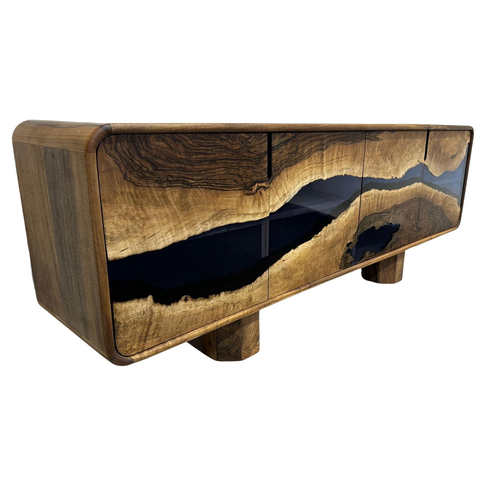 Handgefertigtes Sideboard aus Schwarznussholz - Sideboard aus Epoxidharz - Individuelles Epoxidharzkabinett im Angebot