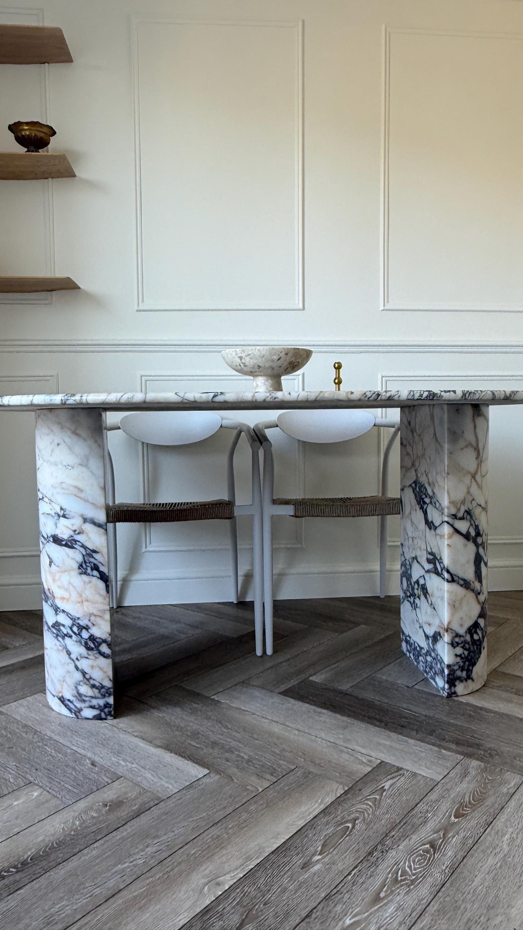 Sculpté Table de salle à manger moderne ovale en marbre Calacatta Viola, faite à la main en vente