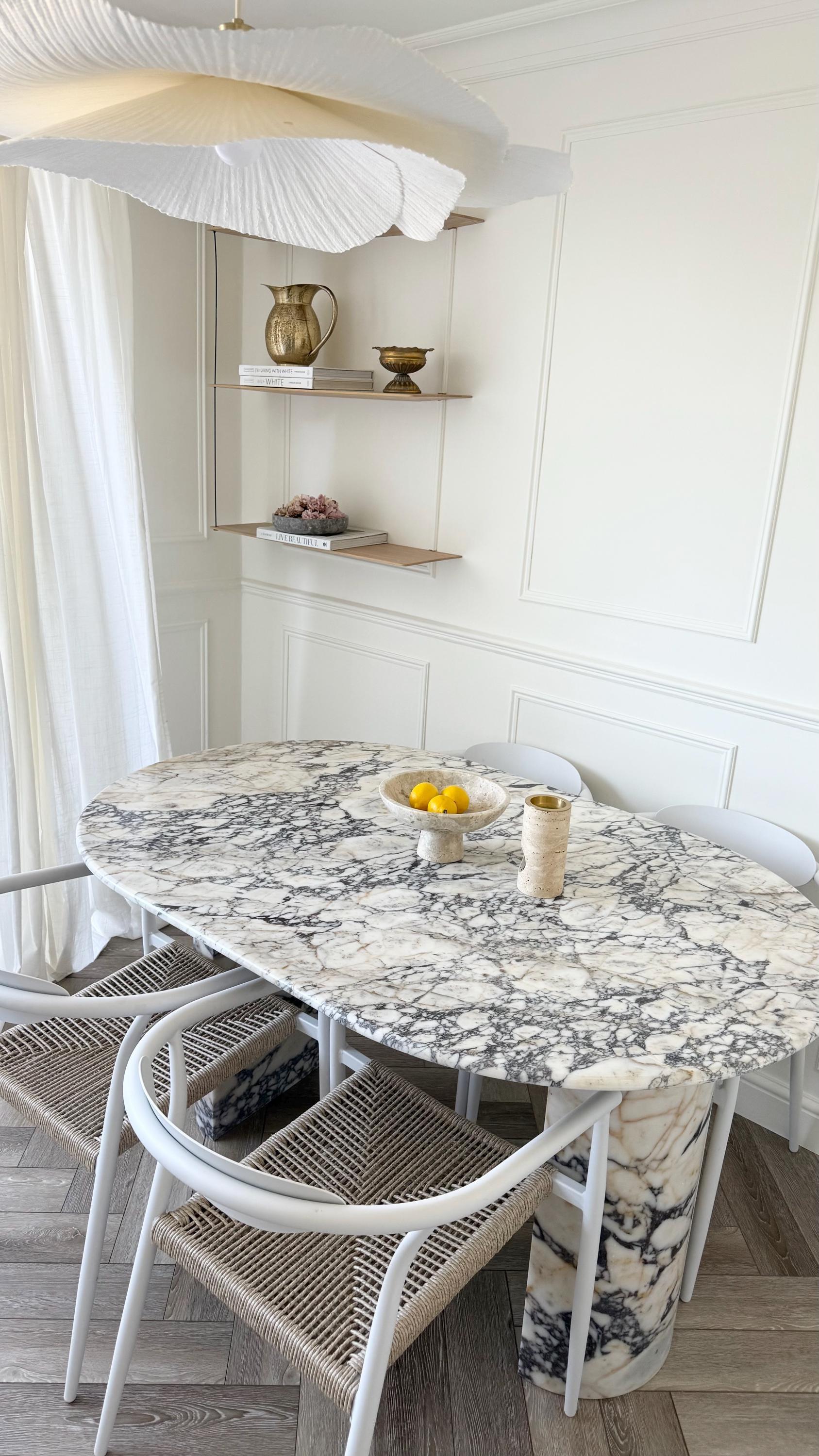 XXIe siècle et contemporain Table de salle à manger moderne ovale en marbre Calacatta Viola, faite à la main en vente