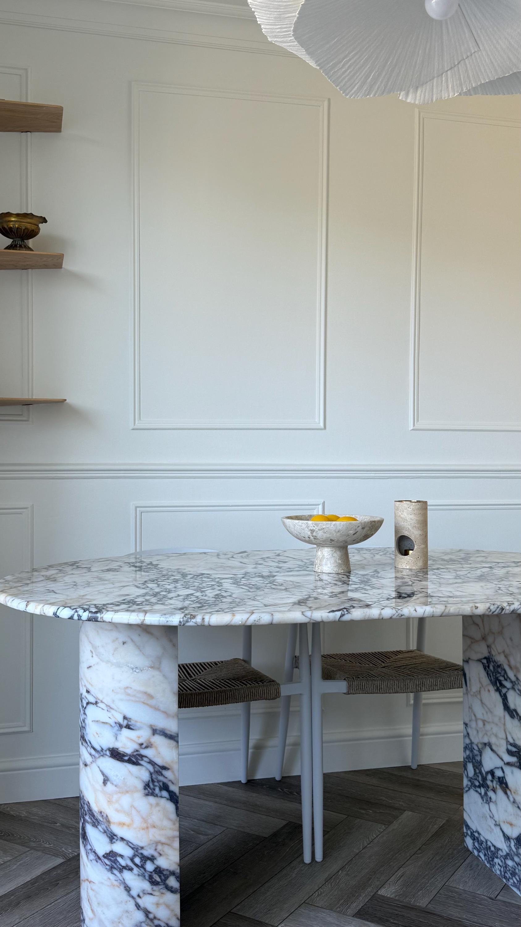 Pierre Table de salle à manger moderne ovale en marbre Calacatta Viola, faite à la main en vente