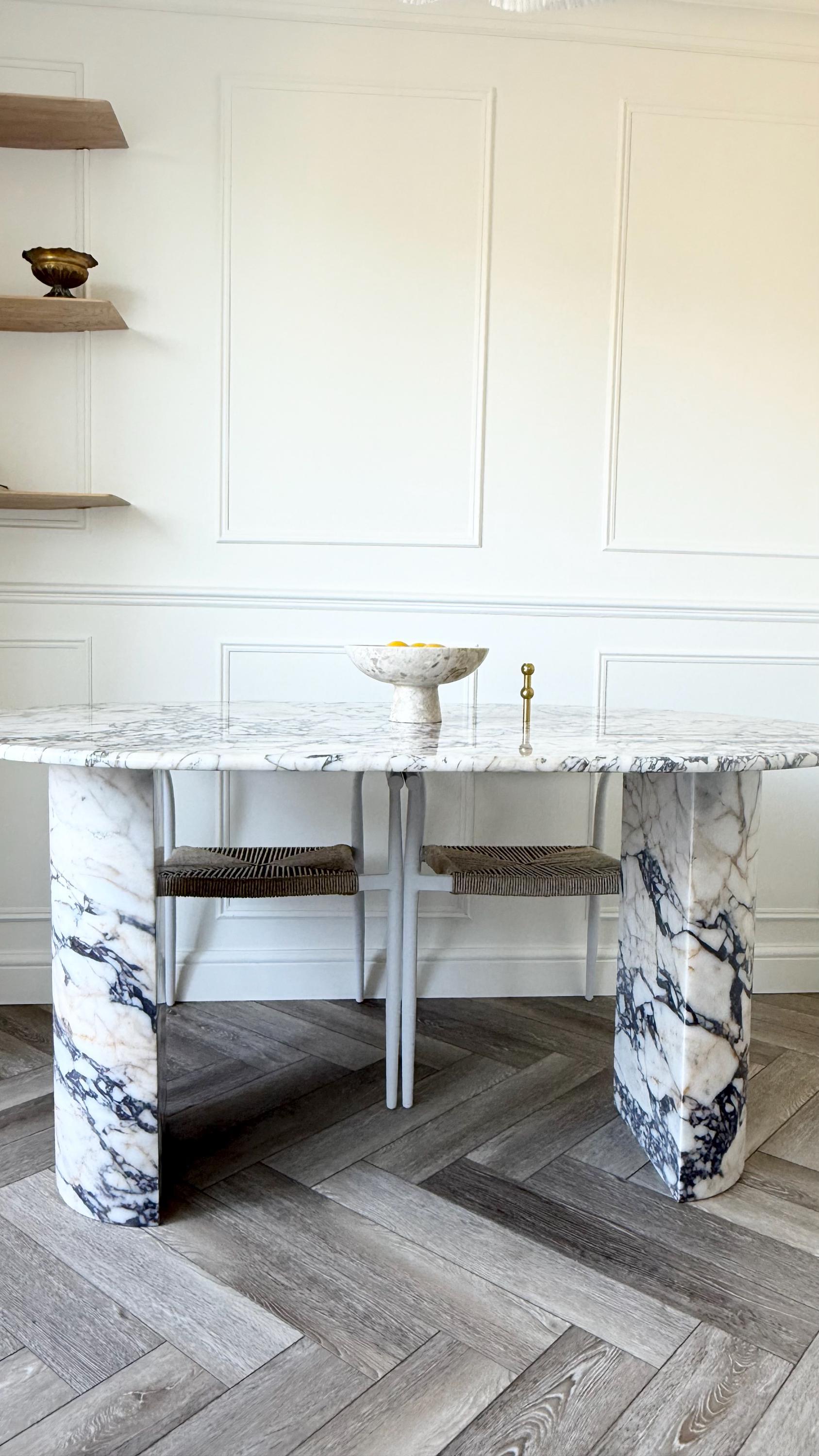 Table de salle à manger moderne ovale en marbre Calacatta Viola, faite à la main en vente 1