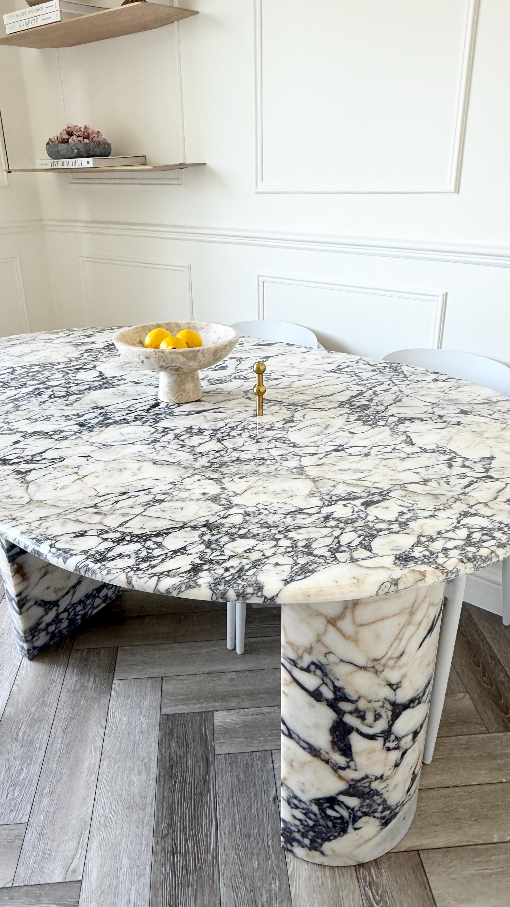 Table de salle à manger moderne ovale en marbre Calacatta Viola, faite à la main en vente 2