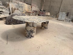 Immense table ovale en marbre Calacatta Viola avec piètement en marbre, table de salle à manger sur mesure