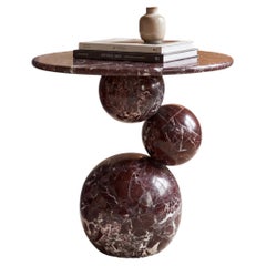 Tavolino scultoreo in marmo Rosso Levanto con base a tre sfere realizzata a mano