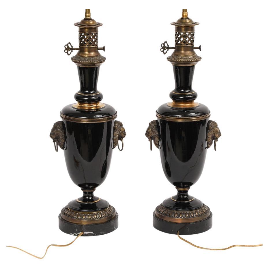 Bella coppia di lampade da tavolo in porcellana nera e bronzo in stile impero francese