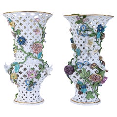 Importante pareja de jarrones de filigrana de porcelana de Meissen con flores en relieve