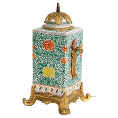 Vaso di porcellana cinese Famille Rose con montatura in bronzo Doré trasformato in lampada, 1800