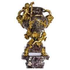 Jardinera francesa del siglo XIX con Cupido montado en ormolu y mármol rojo, ROBERT
