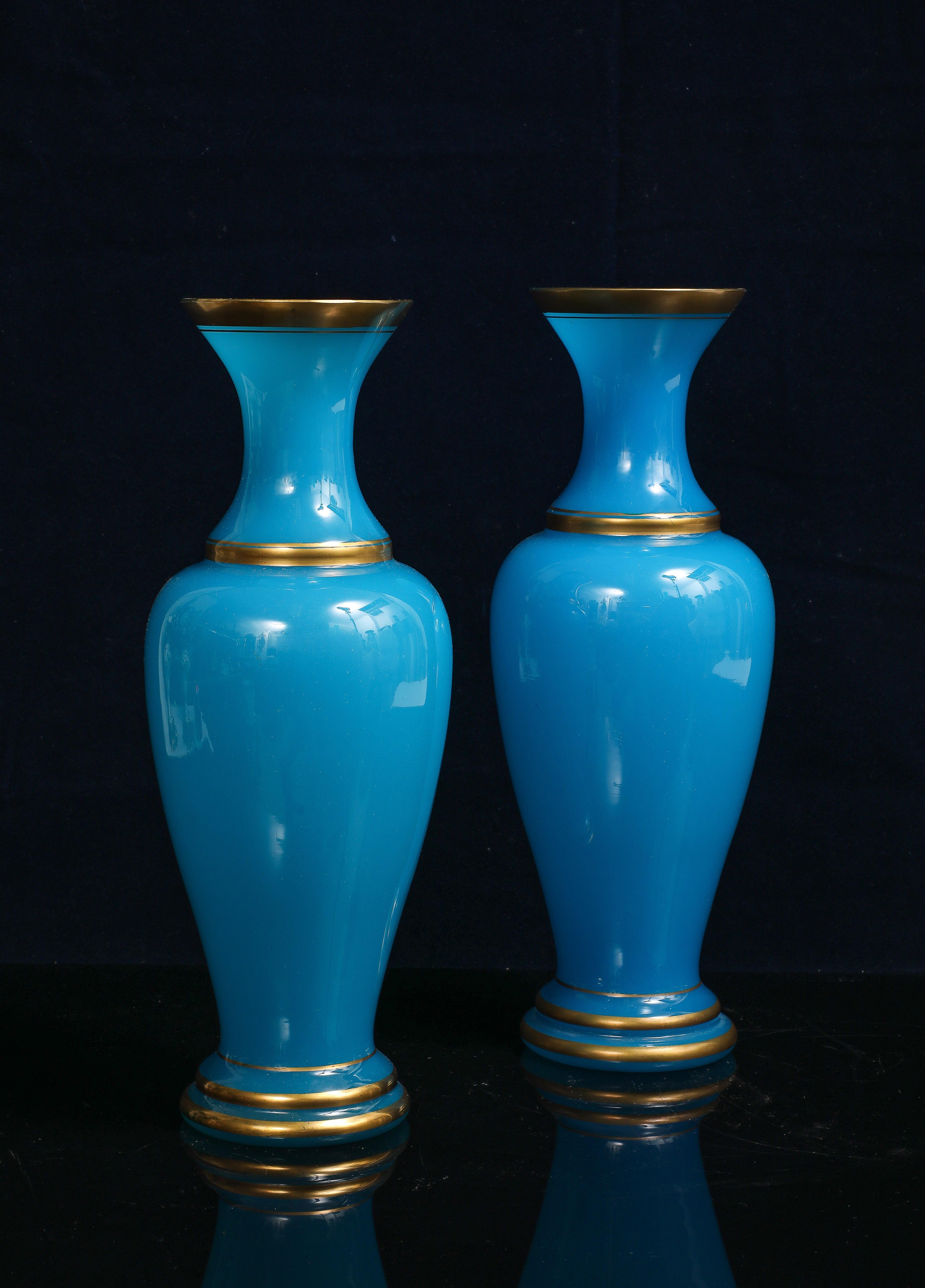 Dorato Coppia di vasi Baccarat in cristallo opalino blu francese con accenti dorati in vendita