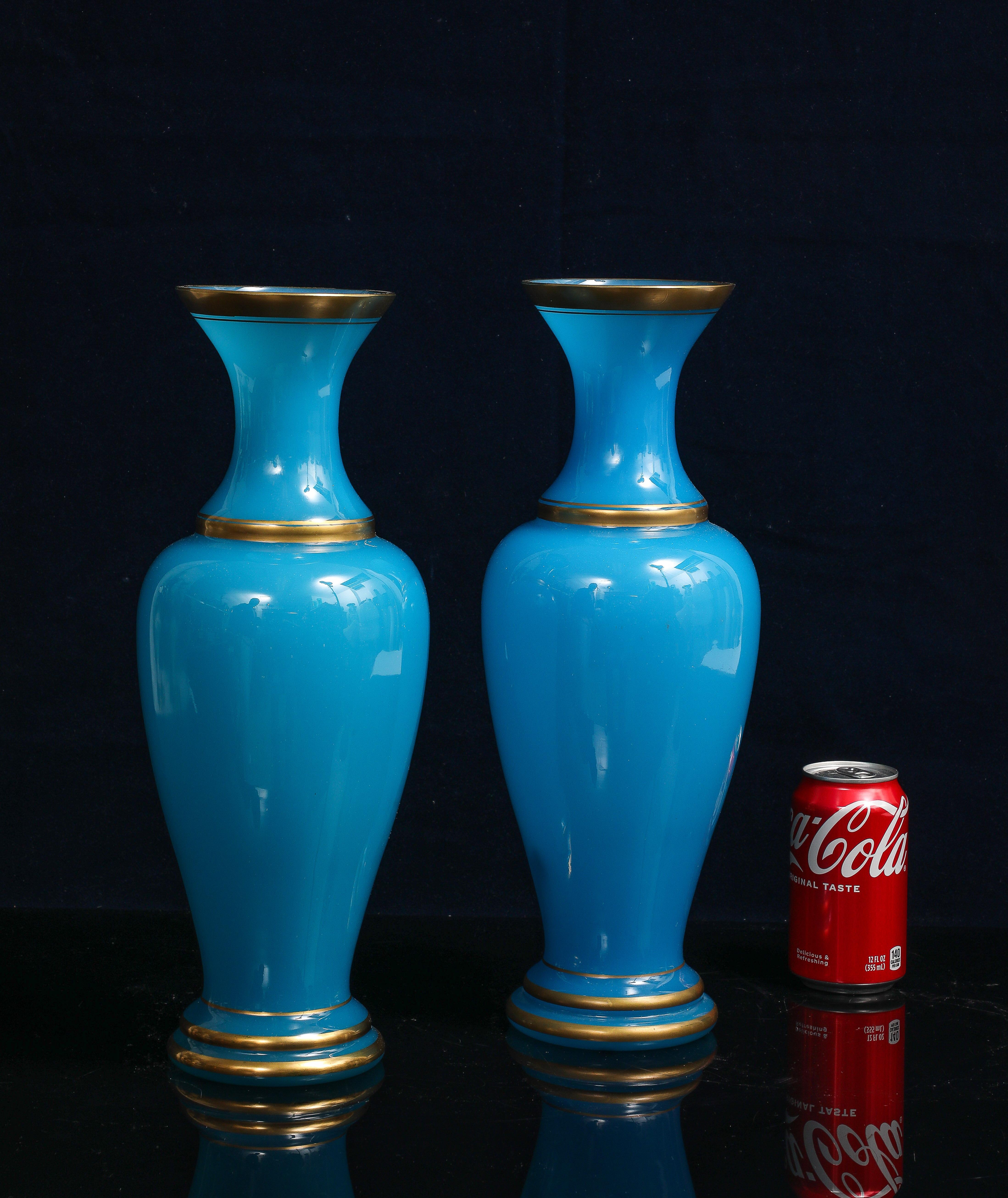 Art Déco Coppia di vasi Baccarat in cristallo opalino blu francese con accenti dorati in vendita