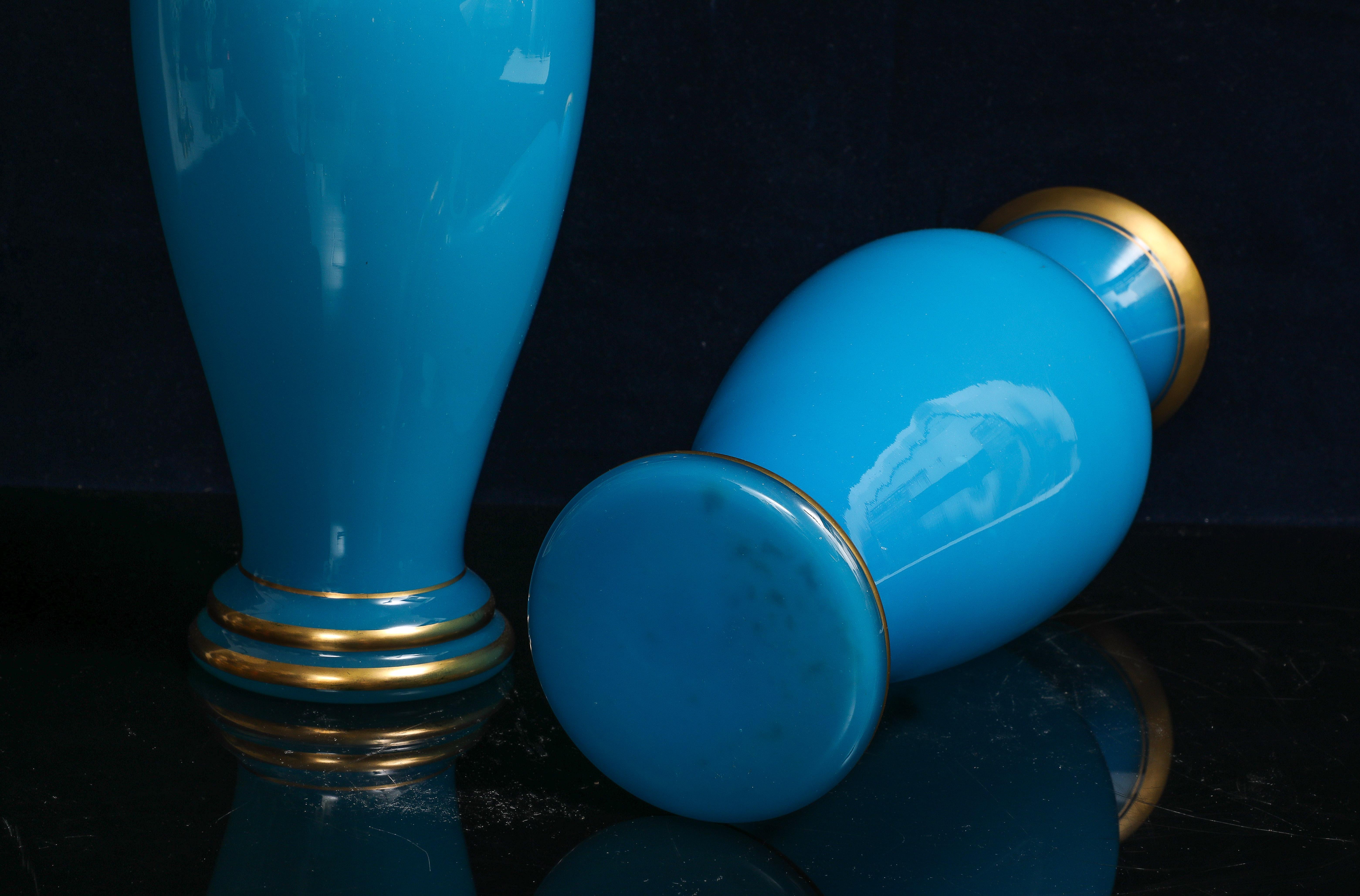 Vetro opalino Coppia di vasi Baccarat in cristallo opalino blu francese con accenti dorati in vendita