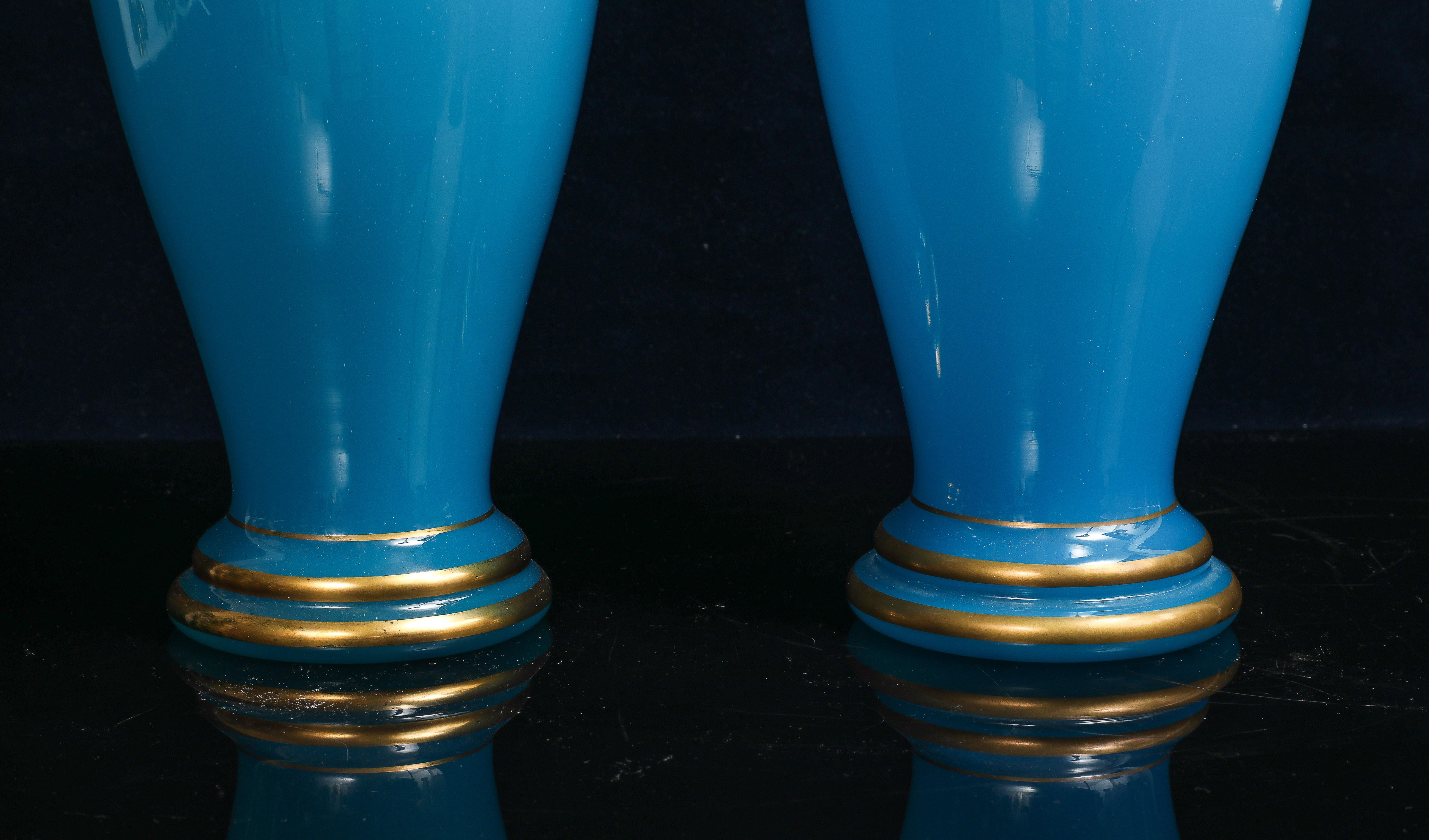 Fine XIX secolo Coppia di vasi Baccarat in cristallo opalino blu francese con accenti dorati in vendita
