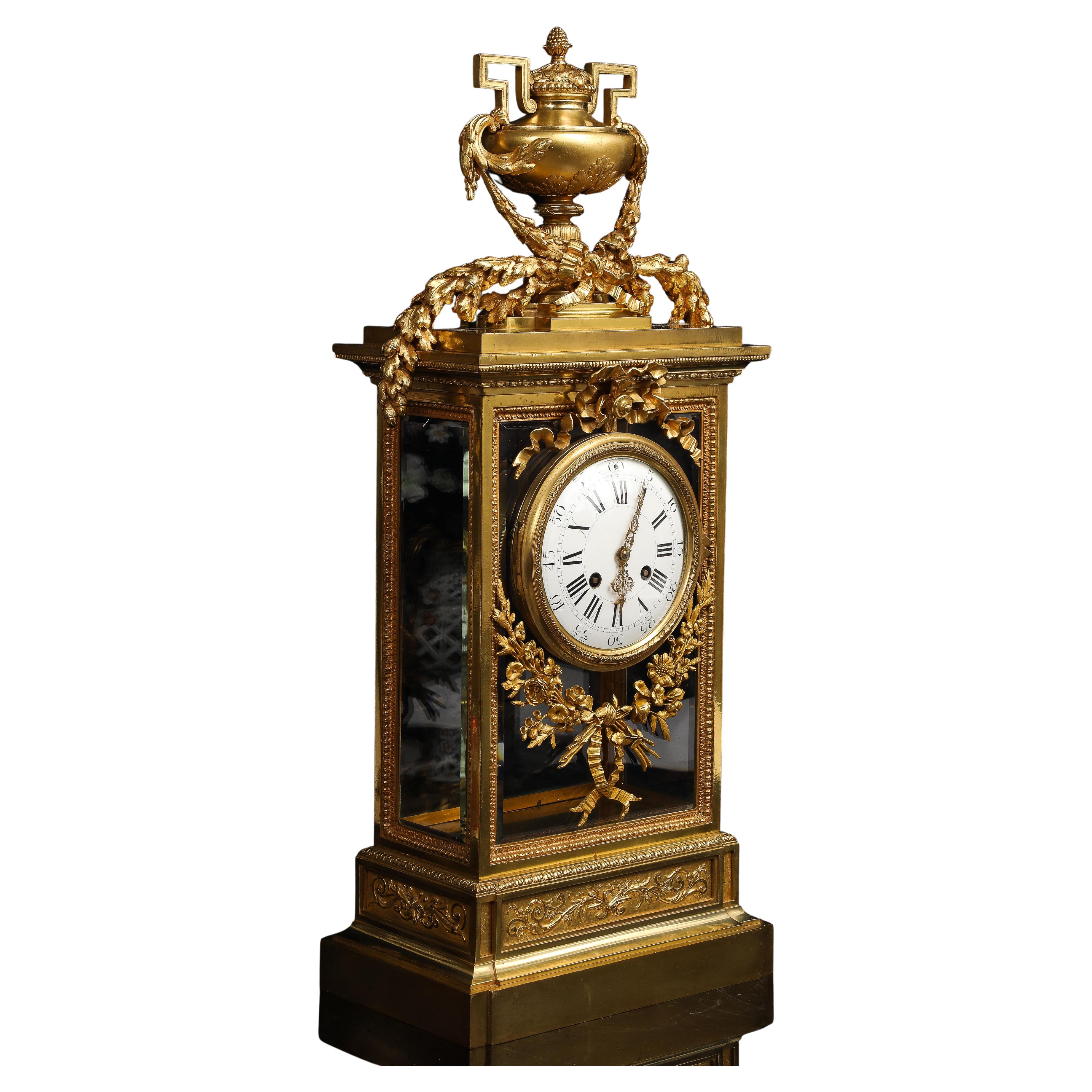 Monumentale französische Kaminuhr im Stil Ludwigs XIV. aus vergoldeter Bronze und geschliffenem Glas aus dem 19. im Angebot
