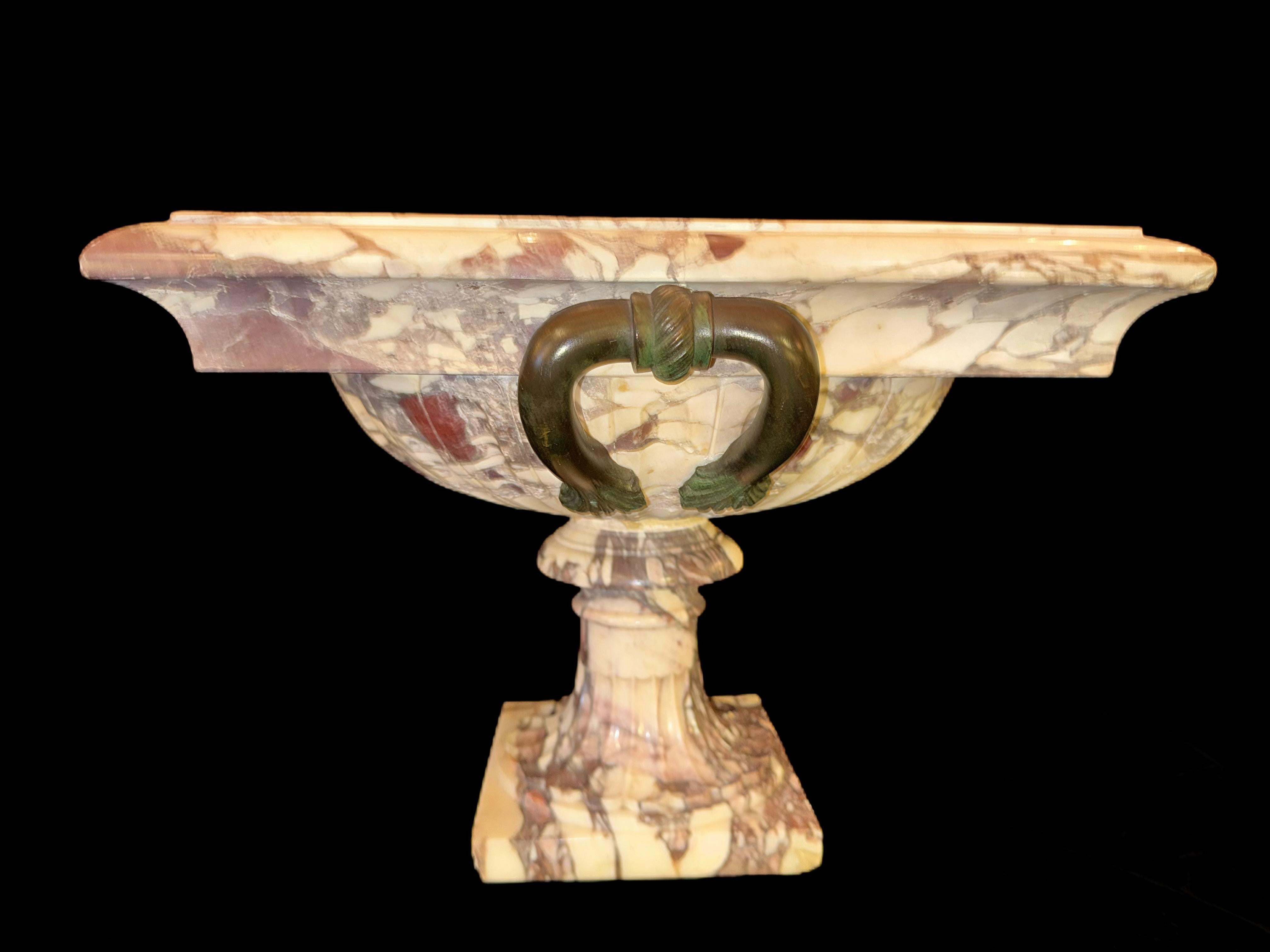 Centre de table italien en bronze double sculpté à la main avec corps cannelé Bon état - En vente à New York, NY