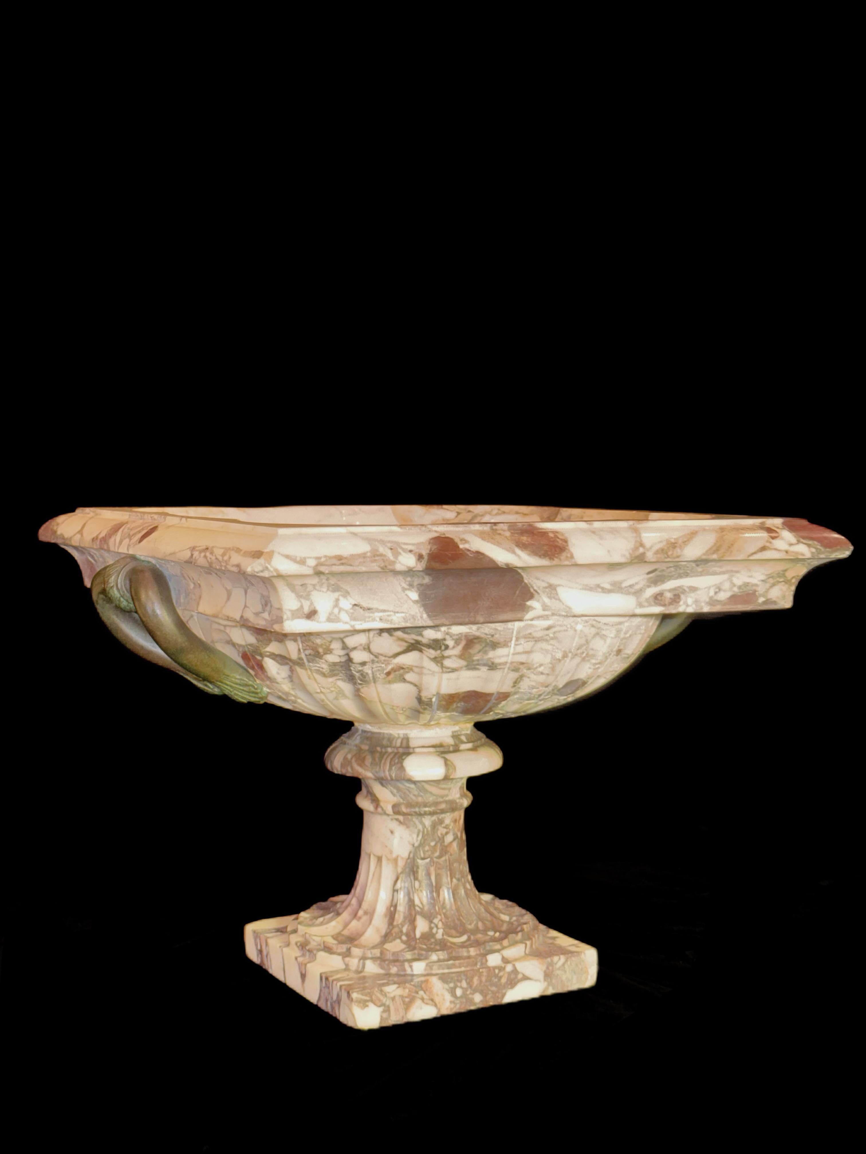 Milieu du XIXe siècle Centre de table italien en bronze double sculpté à la main avec corps cannelé en vente