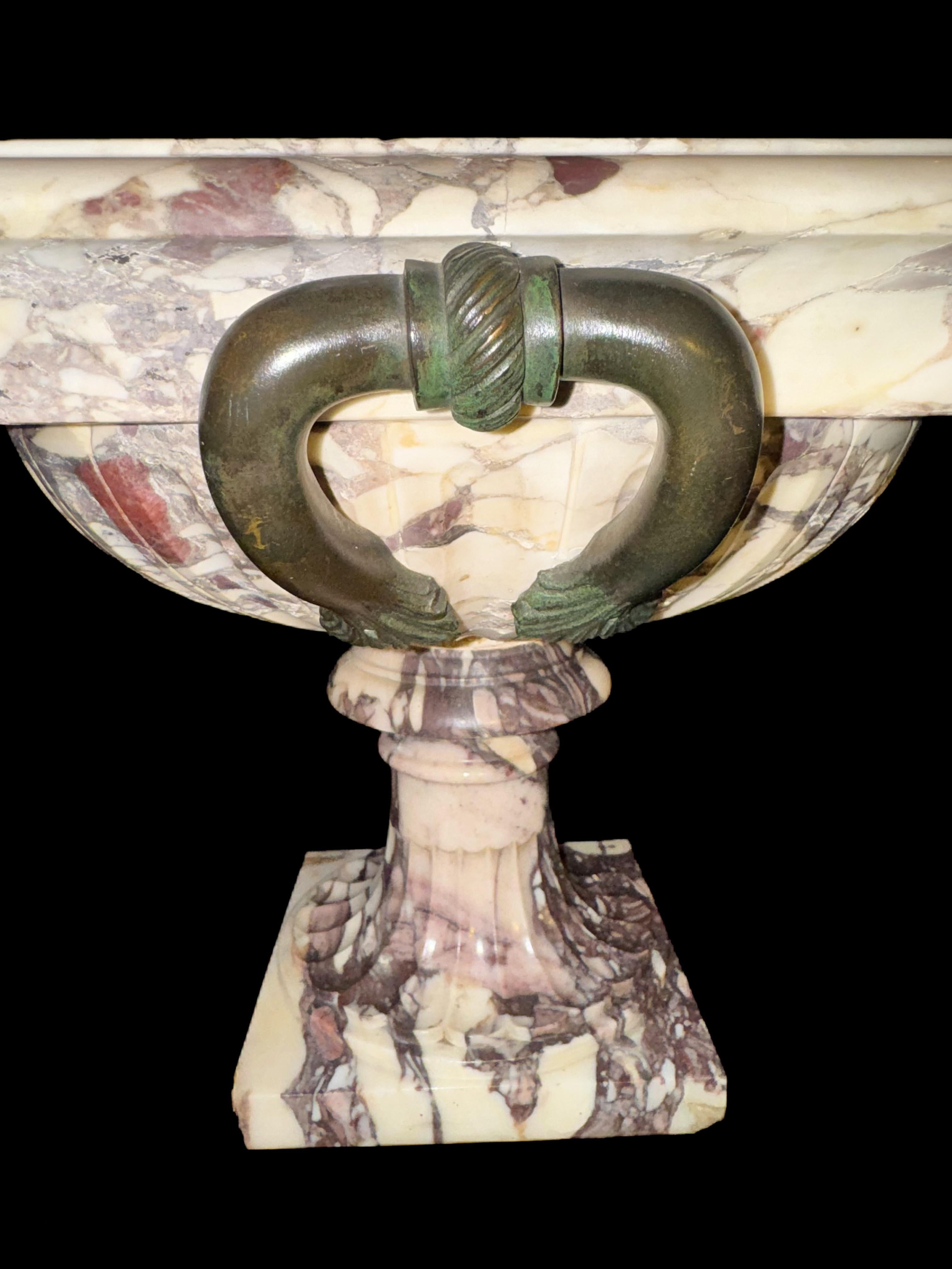 Bronze Centre de table italien en bronze double sculpté à la main avec corps cannelé en vente