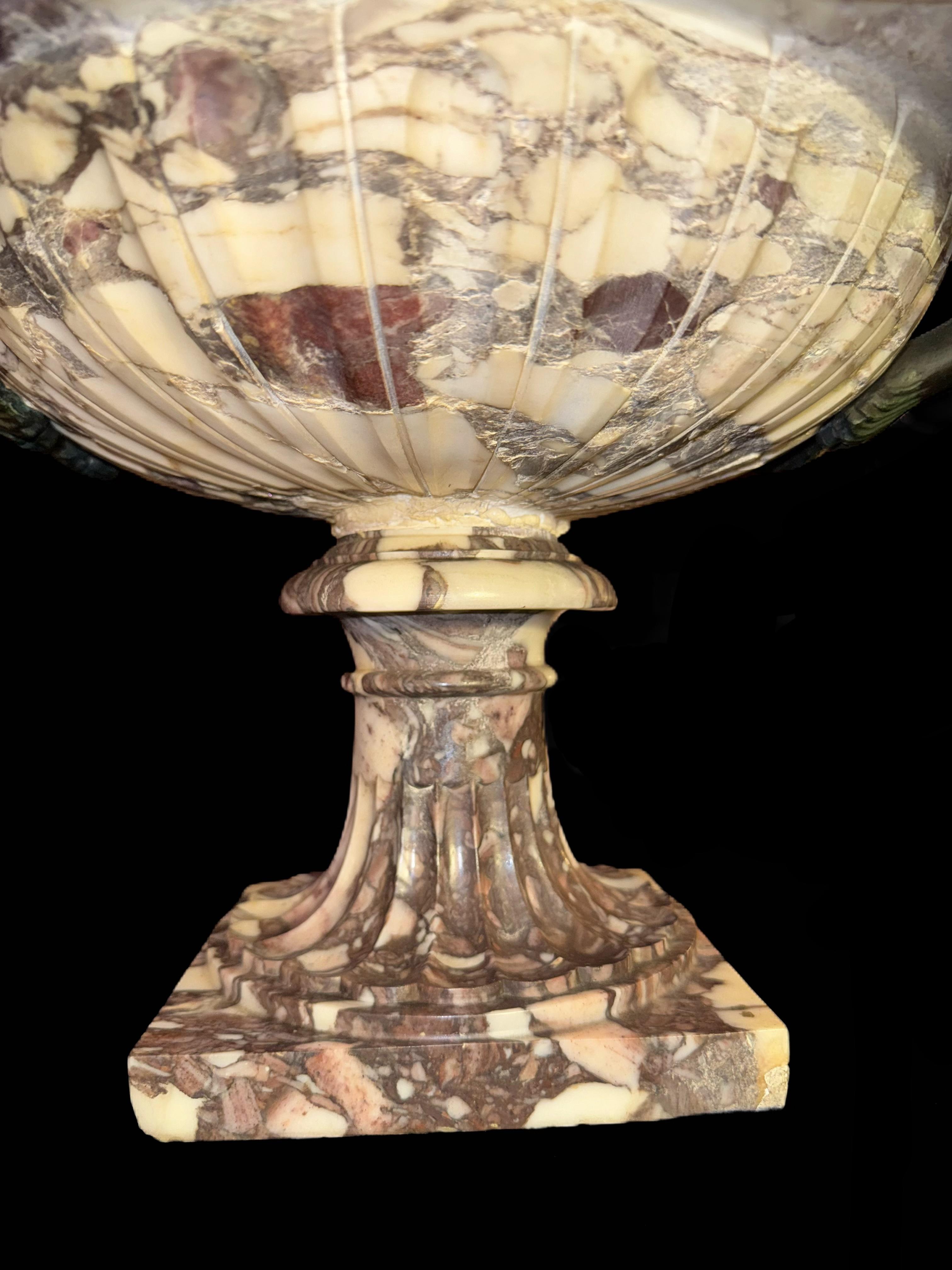Centre de table italien en bronze double sculpté à la main avec corps cannelé en vente 1