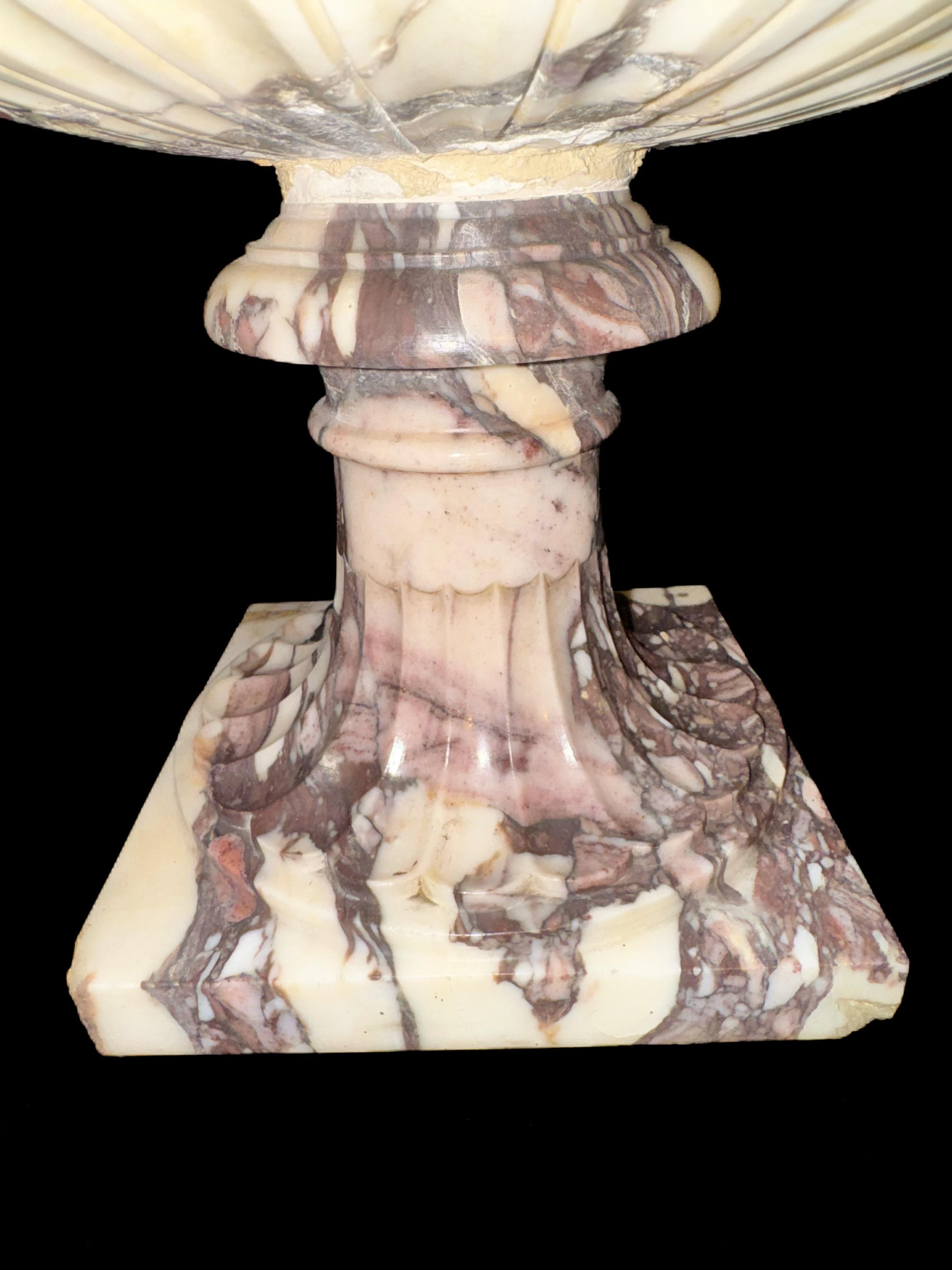 Centre de table italien en bronze double sculpté à la main avec corps cannelé en vente 6
