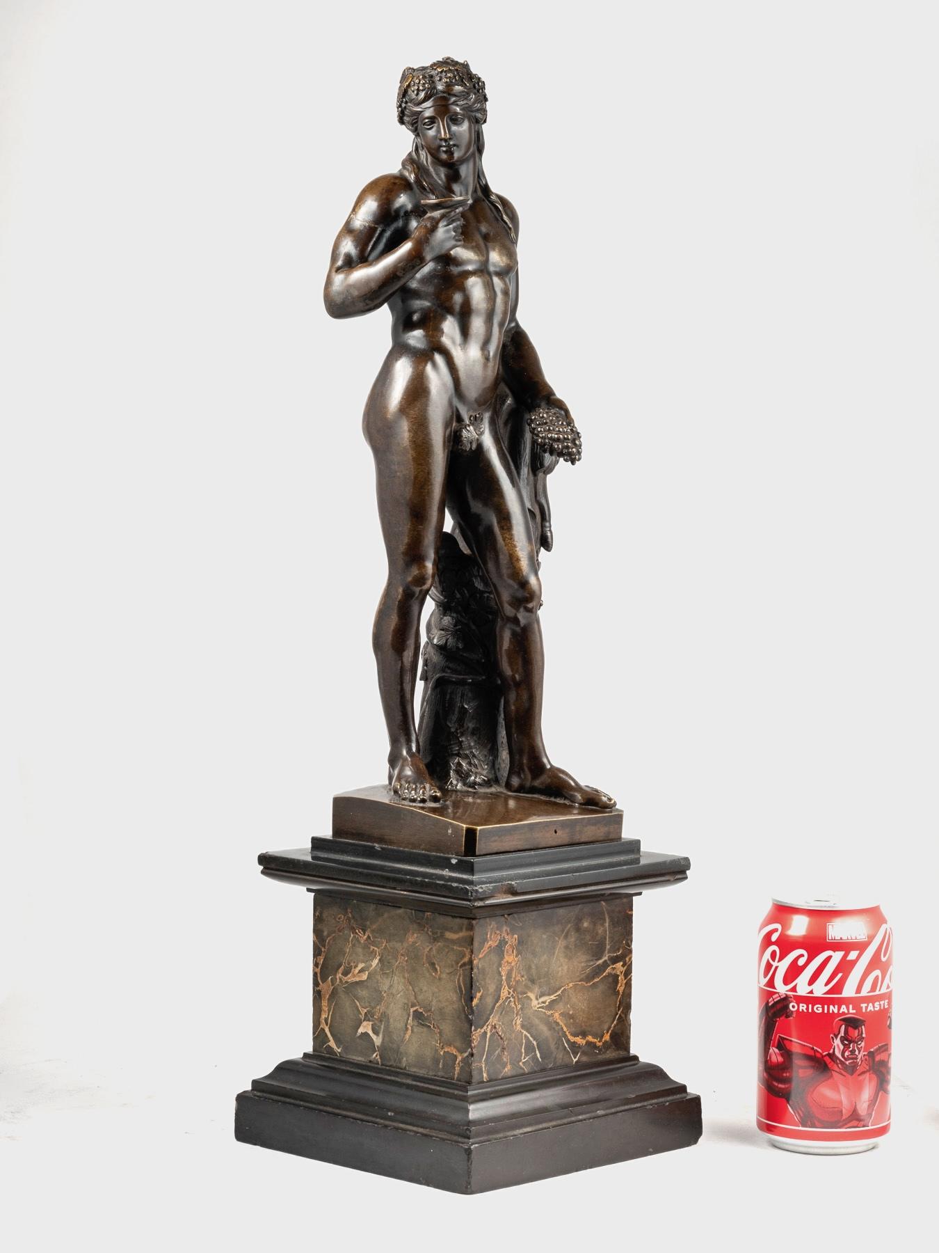 Rara e squisita scultura in bronzo patinato italiano della fine del XVIII - inizio XIX secolo raffigurante Bacco, dio del vino, della fertilità e della baldoria.

Questa figura in bronzo, superbamente fusa e finemente modellata, rappresenta Bacco