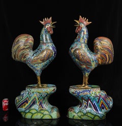 Ein monumentales Paar chinesischer Cloisonné-Emaillefiguren in Form von Hähnen aus der Qing-Dynastie