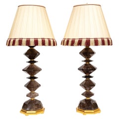 Coppia di lampade francesi in cristallo fumé e legno dorato, motivo geometrico, stile Baguese