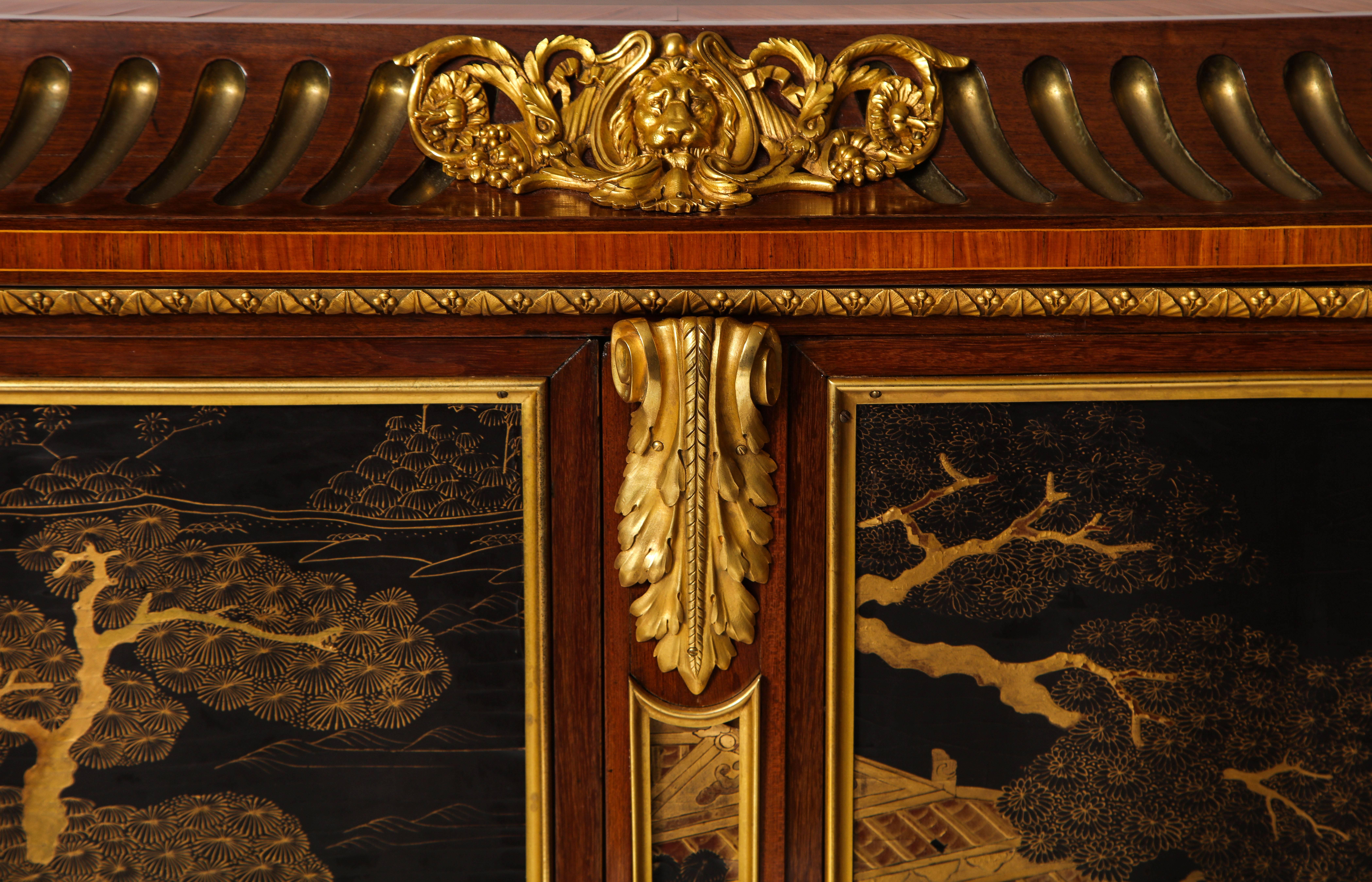 Chinesischer lackierter Mahagoni-Schrank im Louis-XVI.-Stil mit vergoldeter Bronzemontierung, Mahagoni im Zustand „Gut“ im Angebot in New York, NY