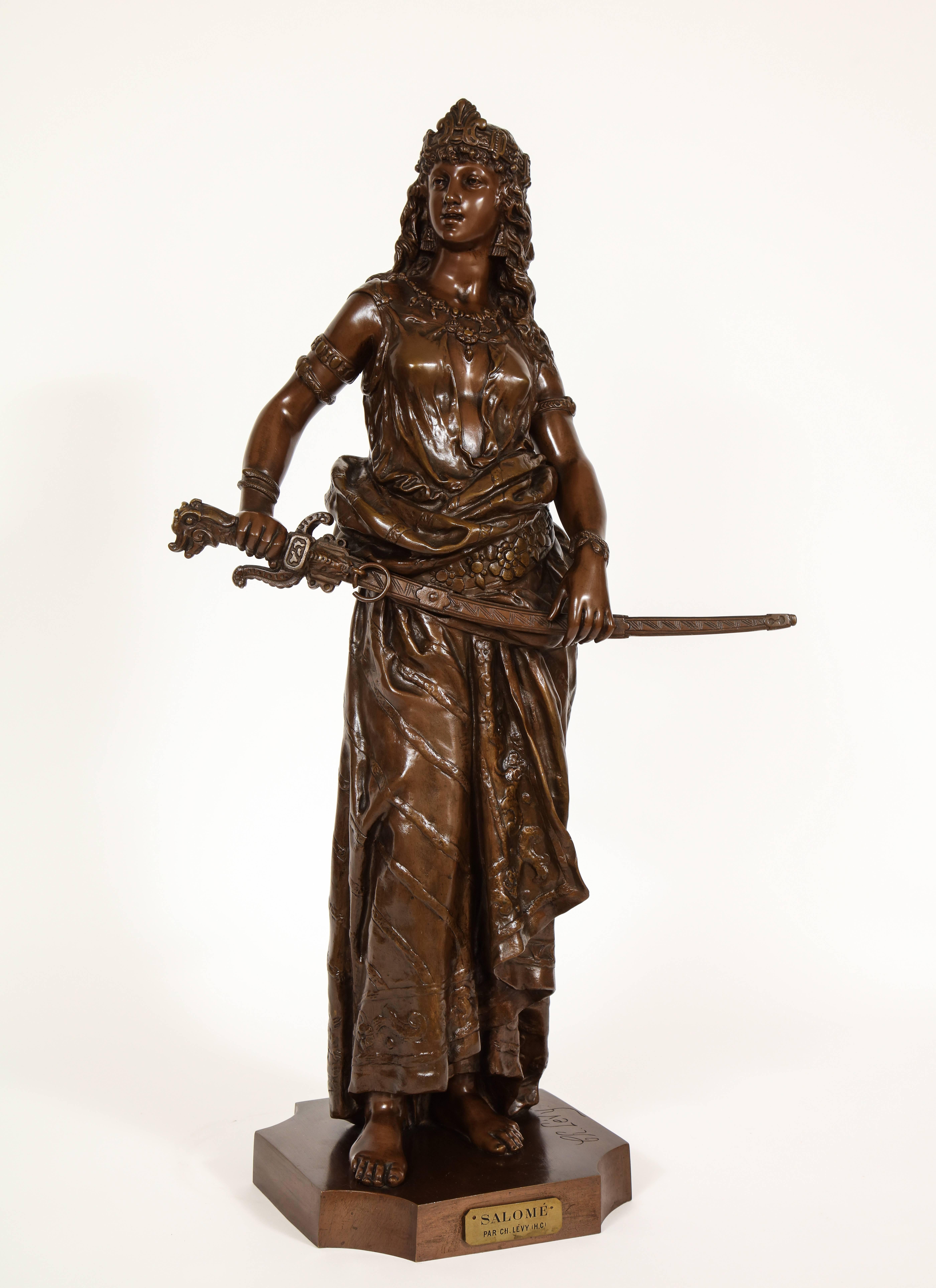 Una grande scultura in bronzo patinato 