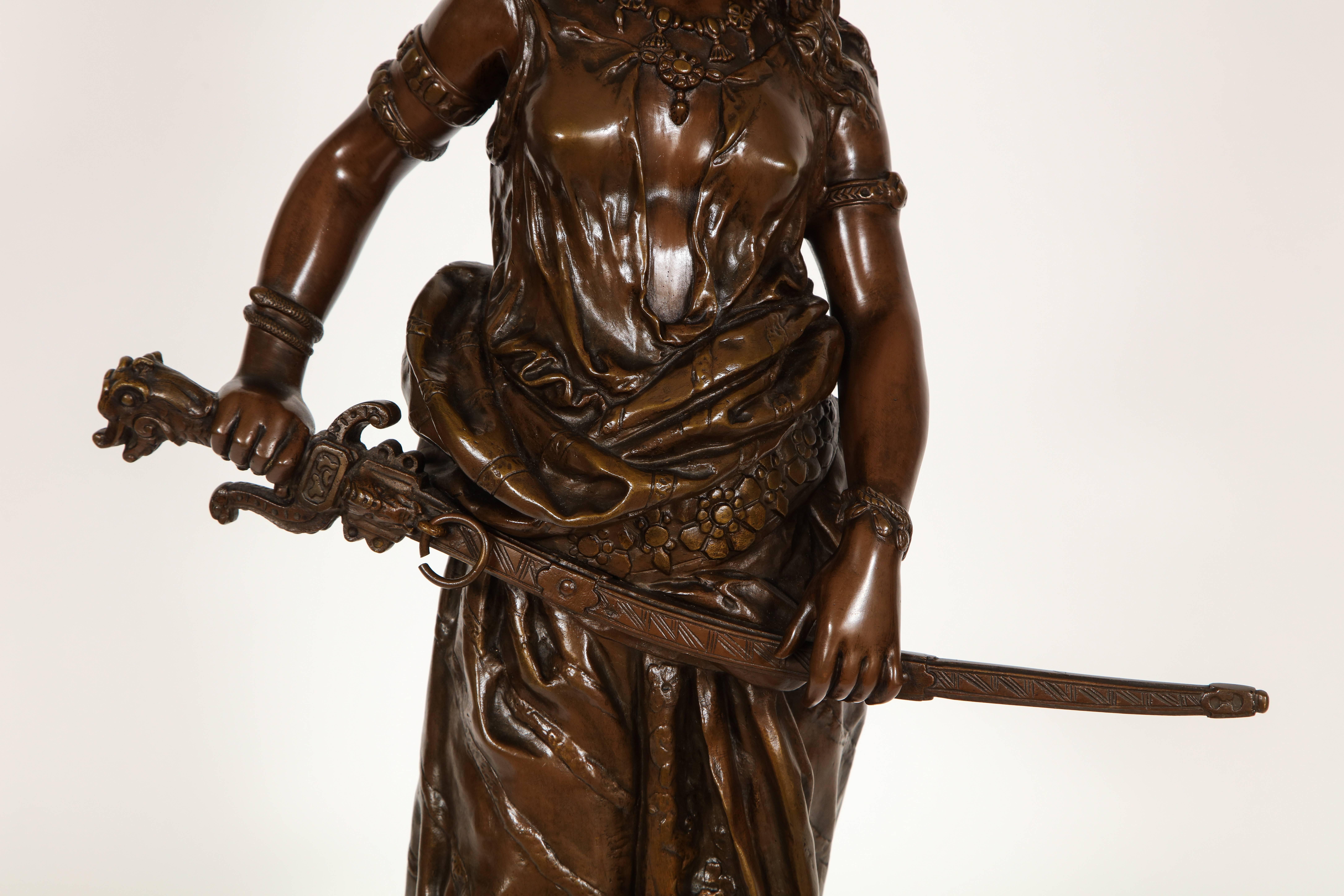 Patiné Grande sculpture en bronze patiné de 
