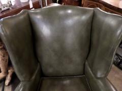 Ohrensessel und Ottomane aus grünem Leder im Chippendale-Stil