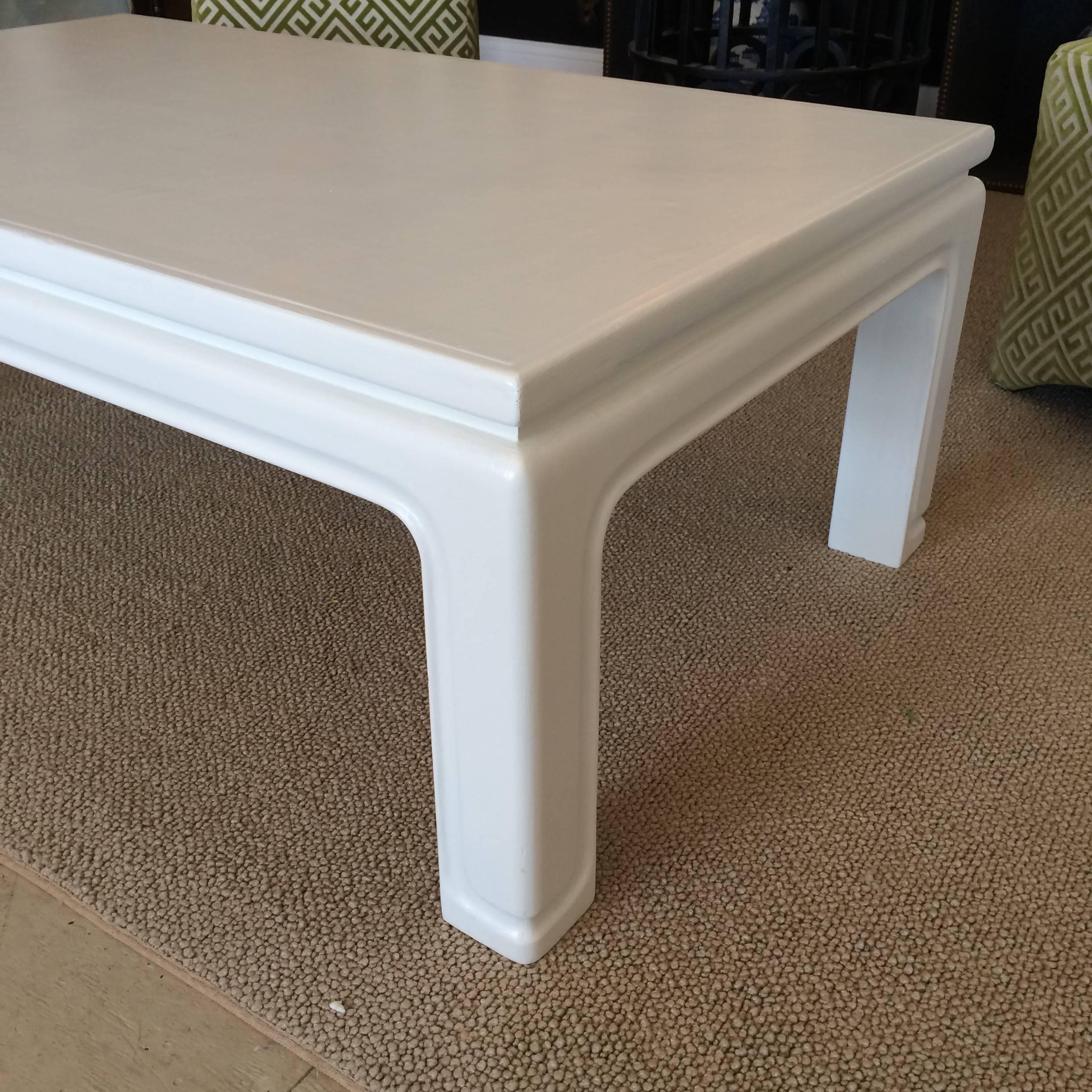 Sophisticated coffee table in the style of Karl Springer; painted and textured wood in white, USA, 1970s, excellent condition.