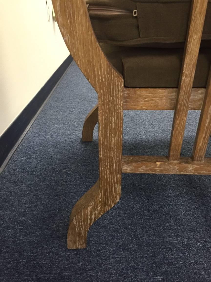 Schöner französischer Sessel aus gekälkter Eiche im Zustand „Hervorragend“ im Angebot in Hopewell, NJ