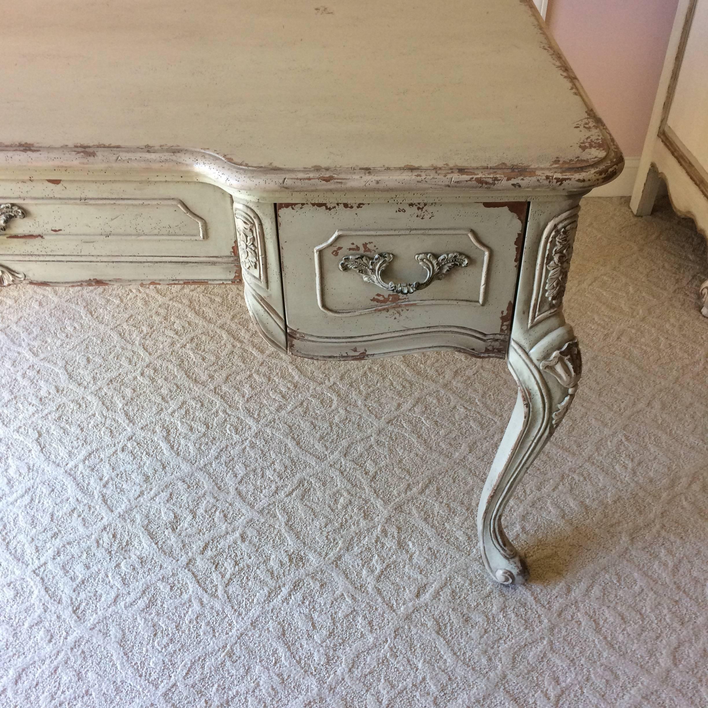 Bureau romantique peint de style français Excellent état à Hopewell, NJ