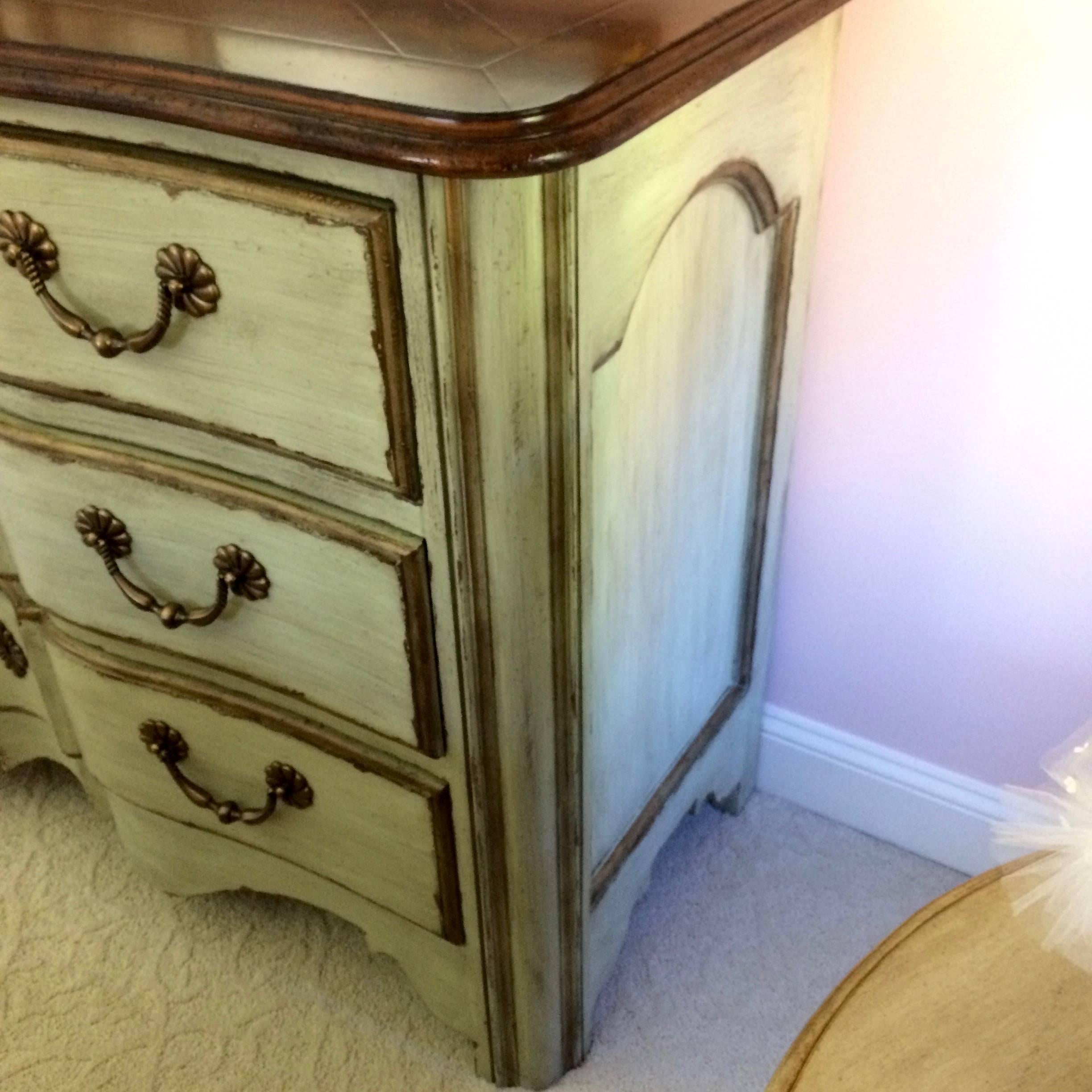 Handsome chest of drawers, 