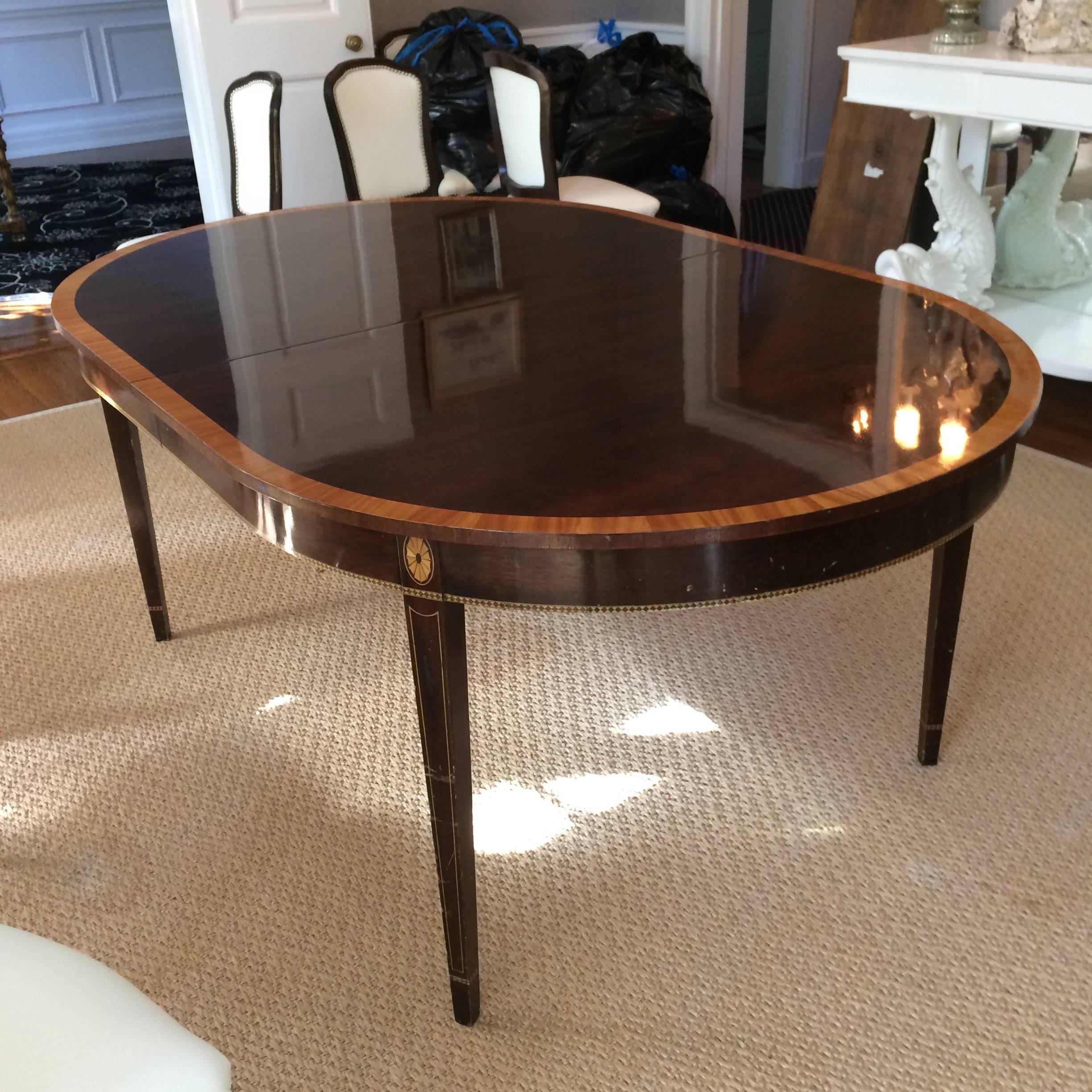 Elegant Stickley Oval Dining Table with two Leaves In Excellent Condition In Hopewell, NJ