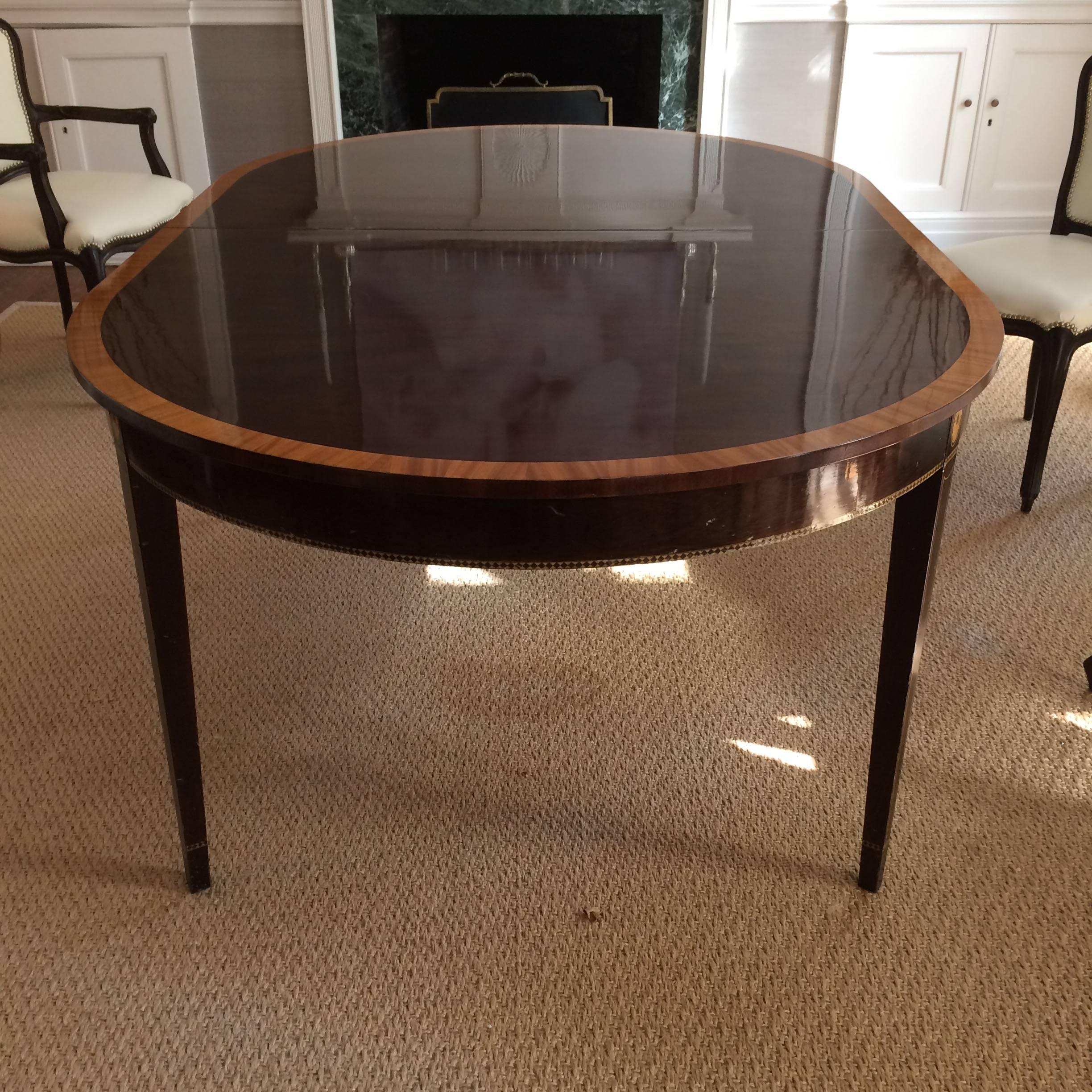 Mid-20th Century Elegant Stickley Oval Dining Table with two Leaves