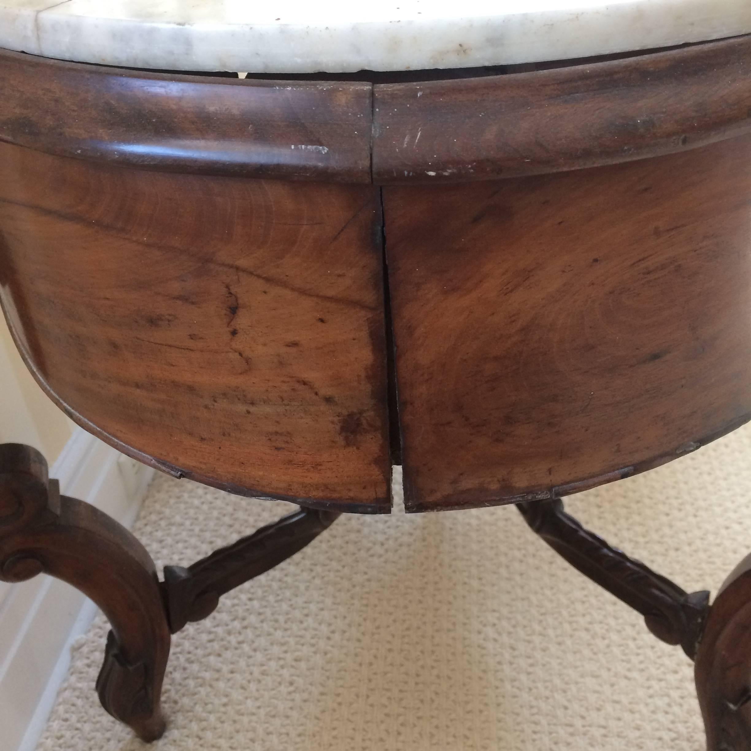 Antique Victorian Center Table In Good Condition In Hopewell, NJ